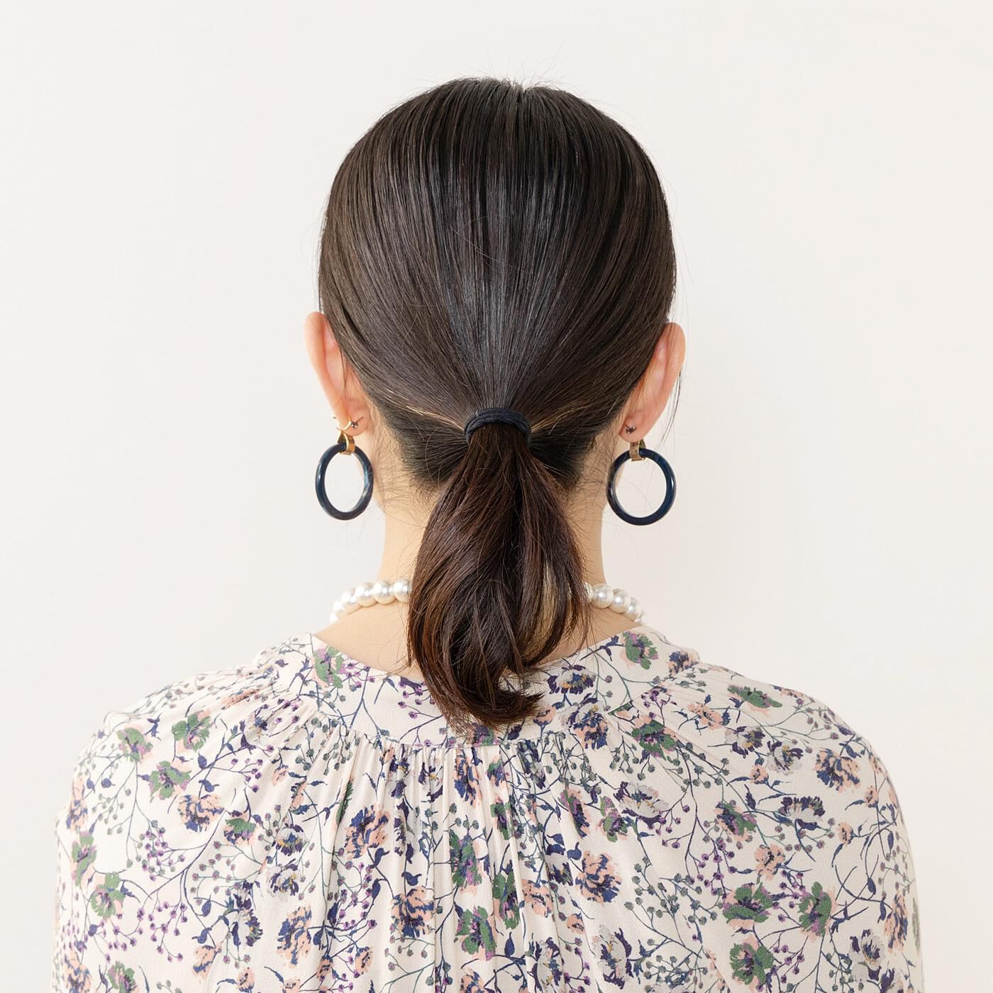L'AMIPLUS|ラミプリュス　ヘアゴム感覚で結ぶだけ　簡単ボリュームアップ！　シュシュウィッグ〈ナチュラルブラック〉の会