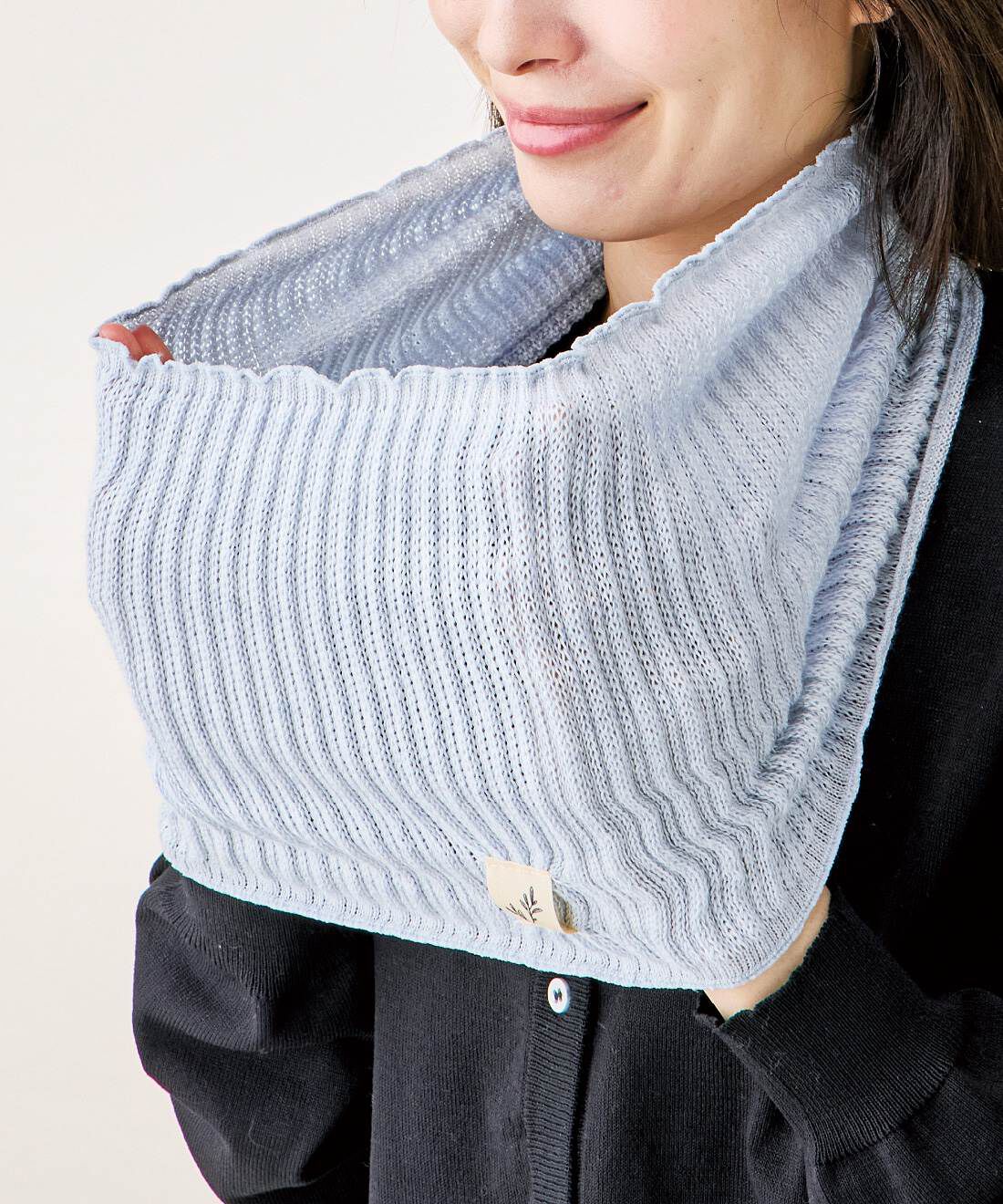 L'AMIPLUS［ラミプリュス］|ラミプリュス　丸編み機でゆったり編みたて　アロエの成分を練りこんだ　しっとりもちもち心地ネックカバーの会|ぐーんと伸びて、メイクもヘアも気にせず着脱簡単。