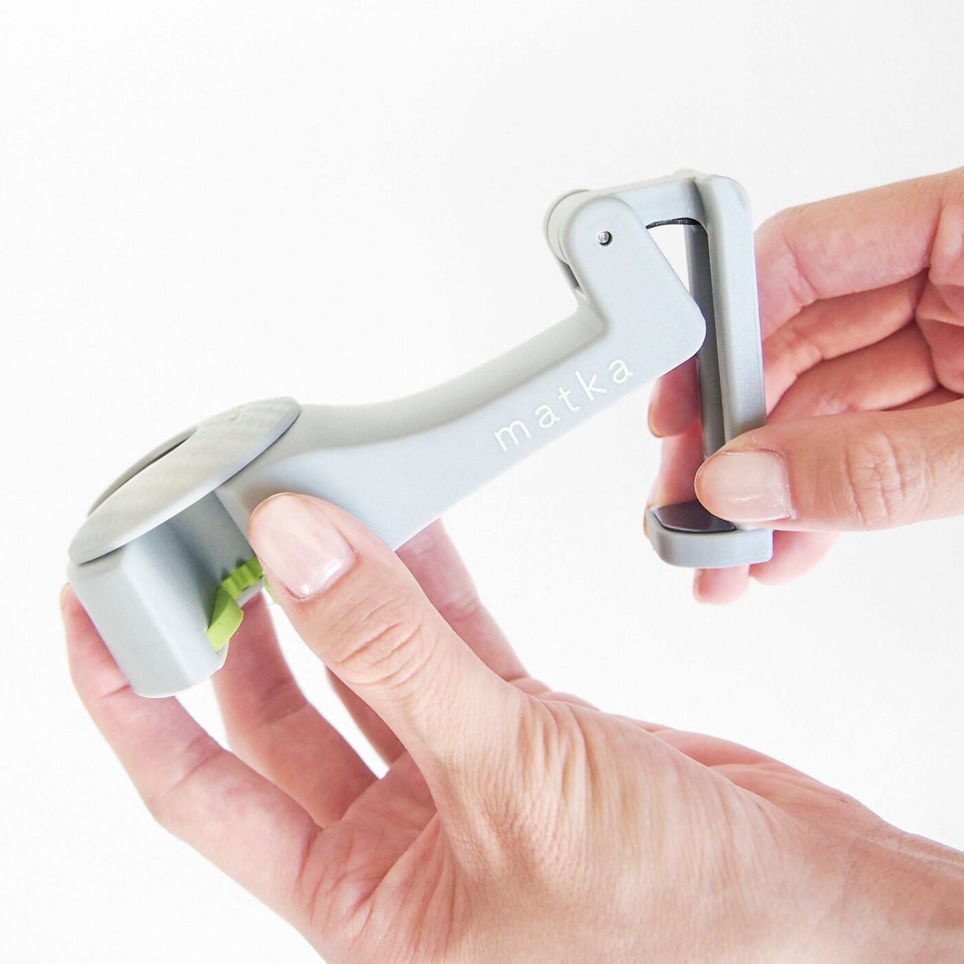 L'AMIPLUS|ラミプリュス　転がる荷物問題は引っ掛けて解決　スマホスタンドにもなるヘッドレストフックの会|ロック解除も簡単。