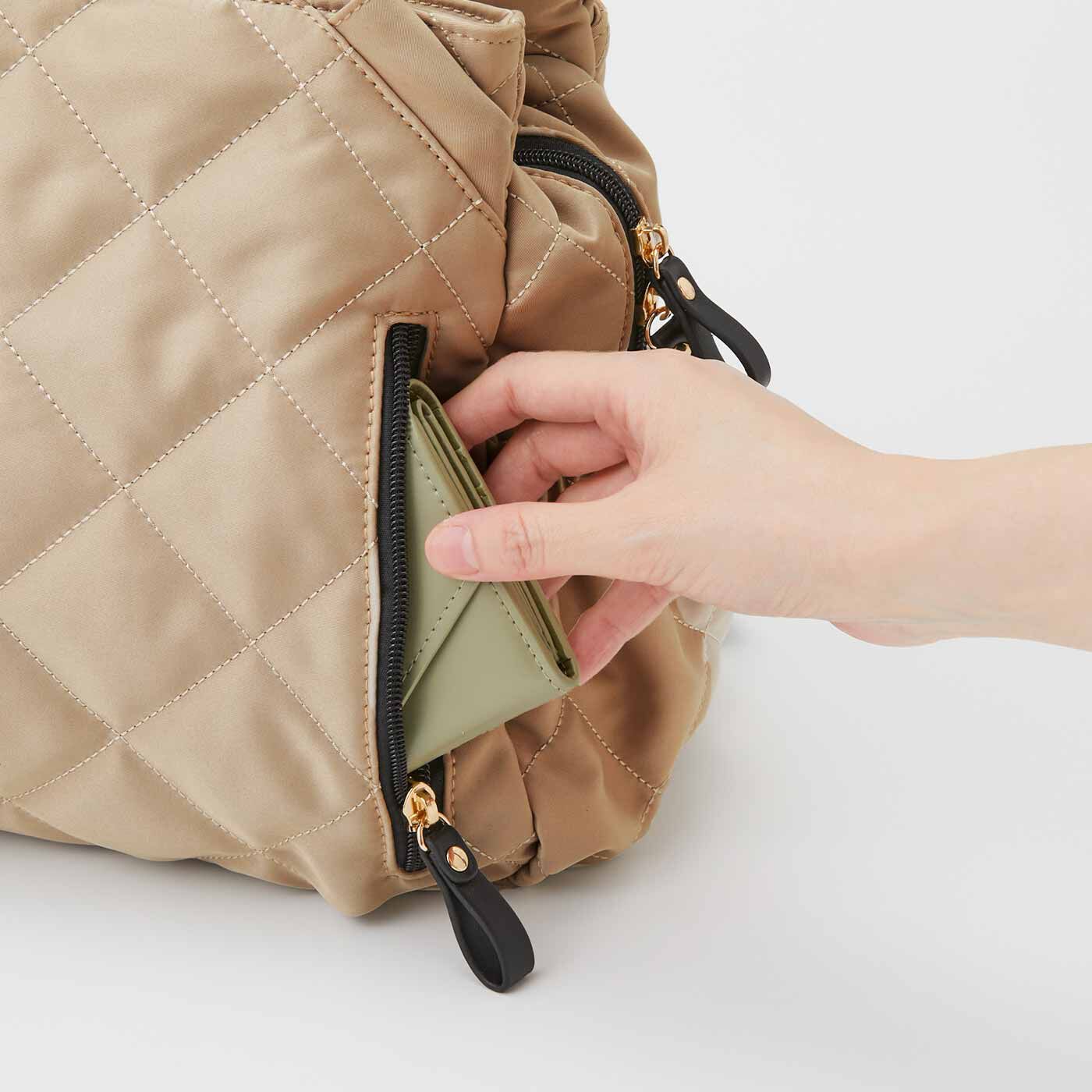 L'AMIPLUS|ラミプリュス コロンと上品な トート持ちもできる3層キルトリュック〈パールベージュ〉|さっと取り出したいものはフロントファスナーポケットへ。