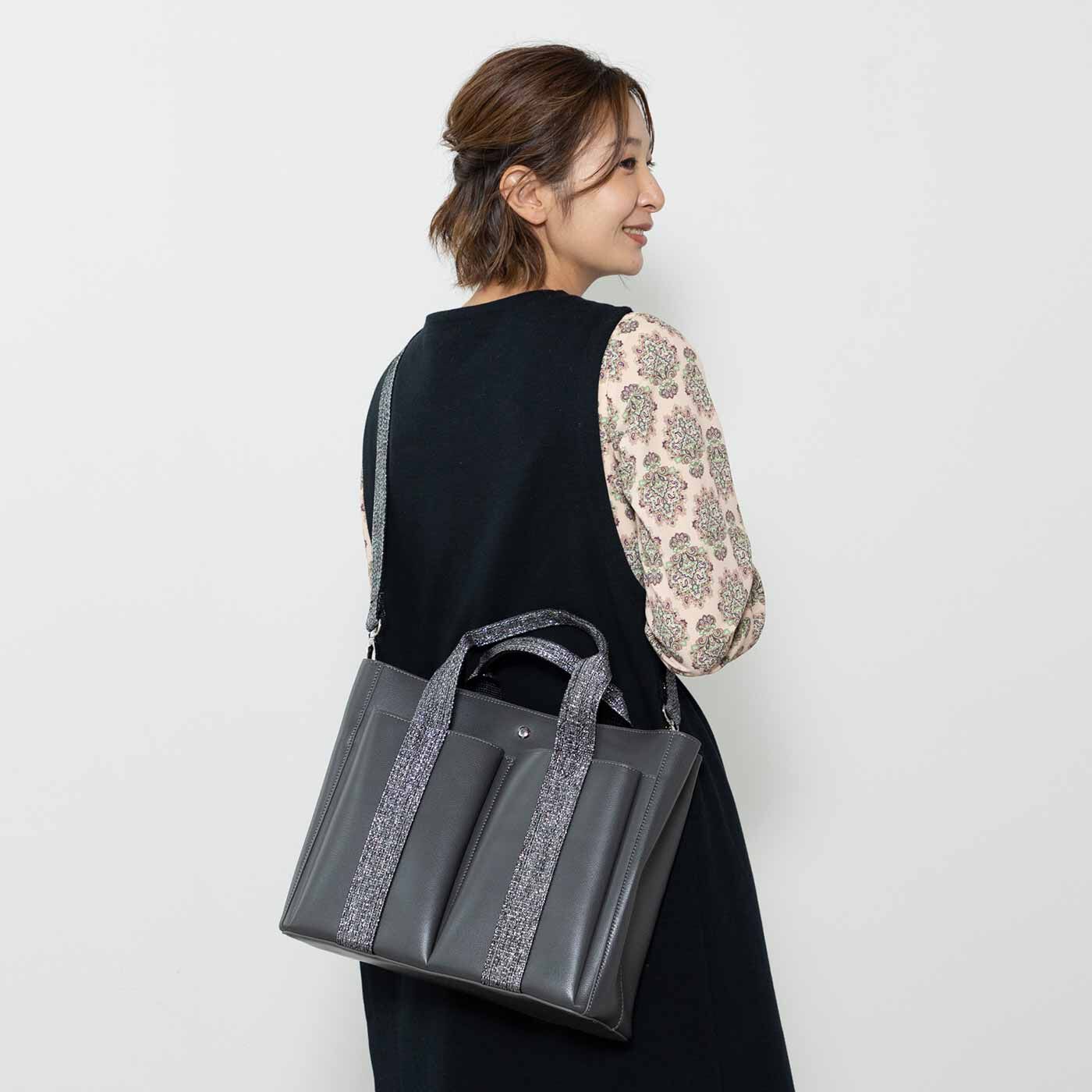 L'AMIPLUS|ラミプリュス　荷物を仕切ってすっきり収納 Tトート〈合皮〉の会|斜めがけもできて、両手が空くのも便利です。
