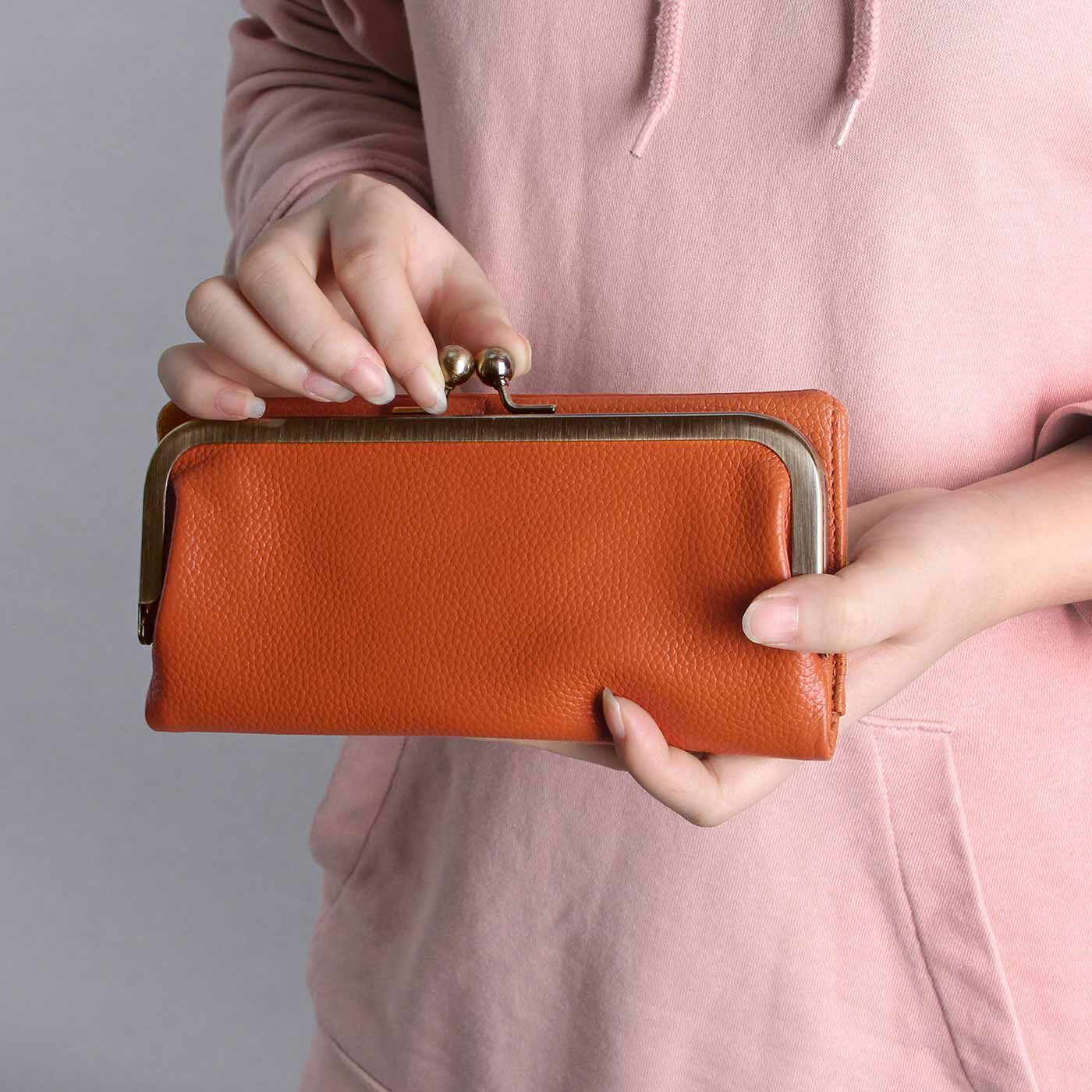 L'AMIPLUS|ラミプリュス レトロがま口がかわいい 薄め仕様の本革長財布〈キャメルオレンジ〉|やわらかな手ざわりのシボが特徴の上質な本革。