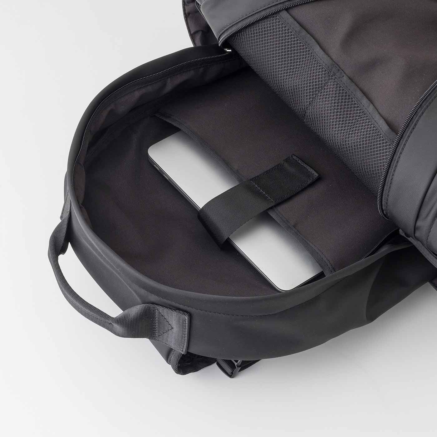 L'AMIPLUS|ラミプリュス みんなが使える 多層ポケット撥水（はっすい）マイバディーリュック〈ブラック〉|背中側のスペースに、クッション入りのパソコン用ポケット付き。