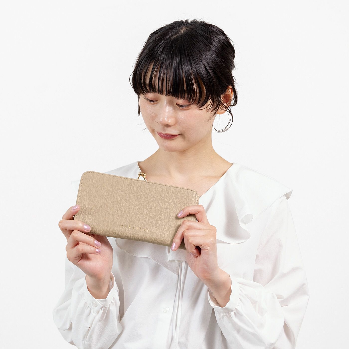 L'AMIPLUS|ラミプリュス　パチンと瞬時にオープン！　レシートと小銭がパッと分かれる　コインスルーがま口財布の会|サイズはこのくらいです。