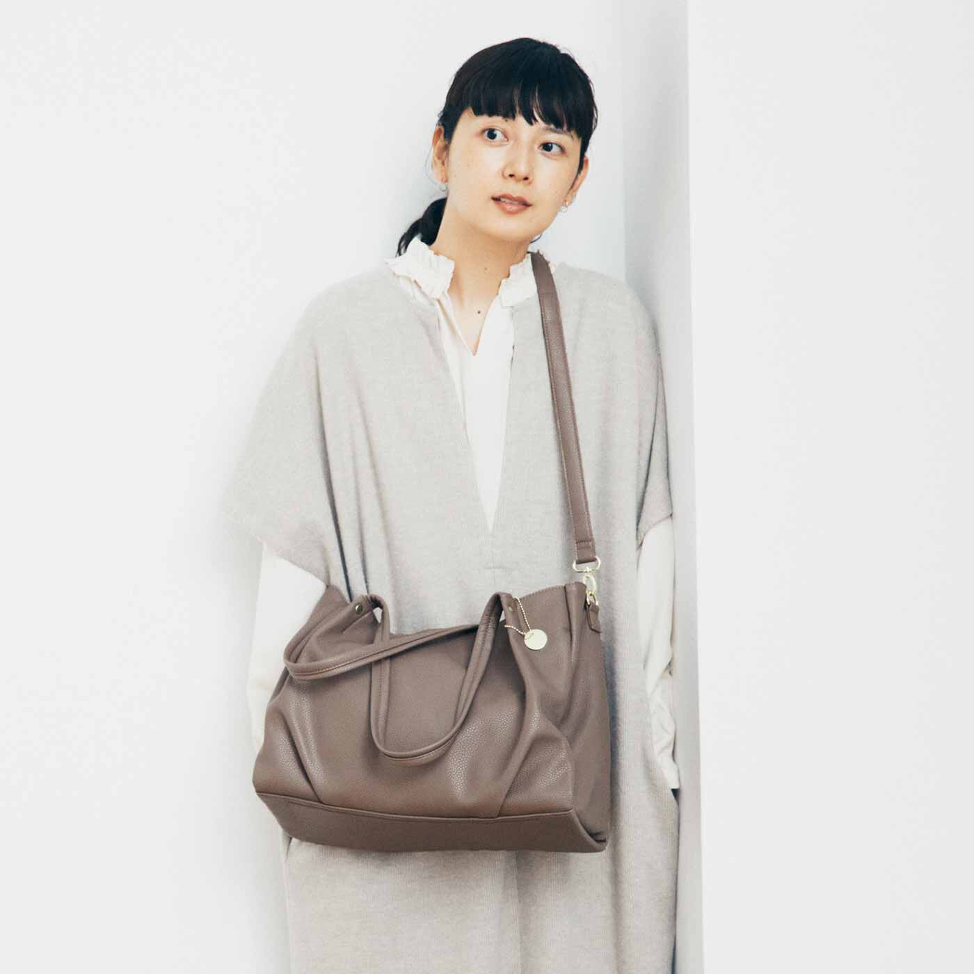 L'AMIPLUS|ラミプリュス　たっぷり入って持ち歩き軽やか 整とん美人な7つ星ショルダーバッグ〈ローズベージュ〉