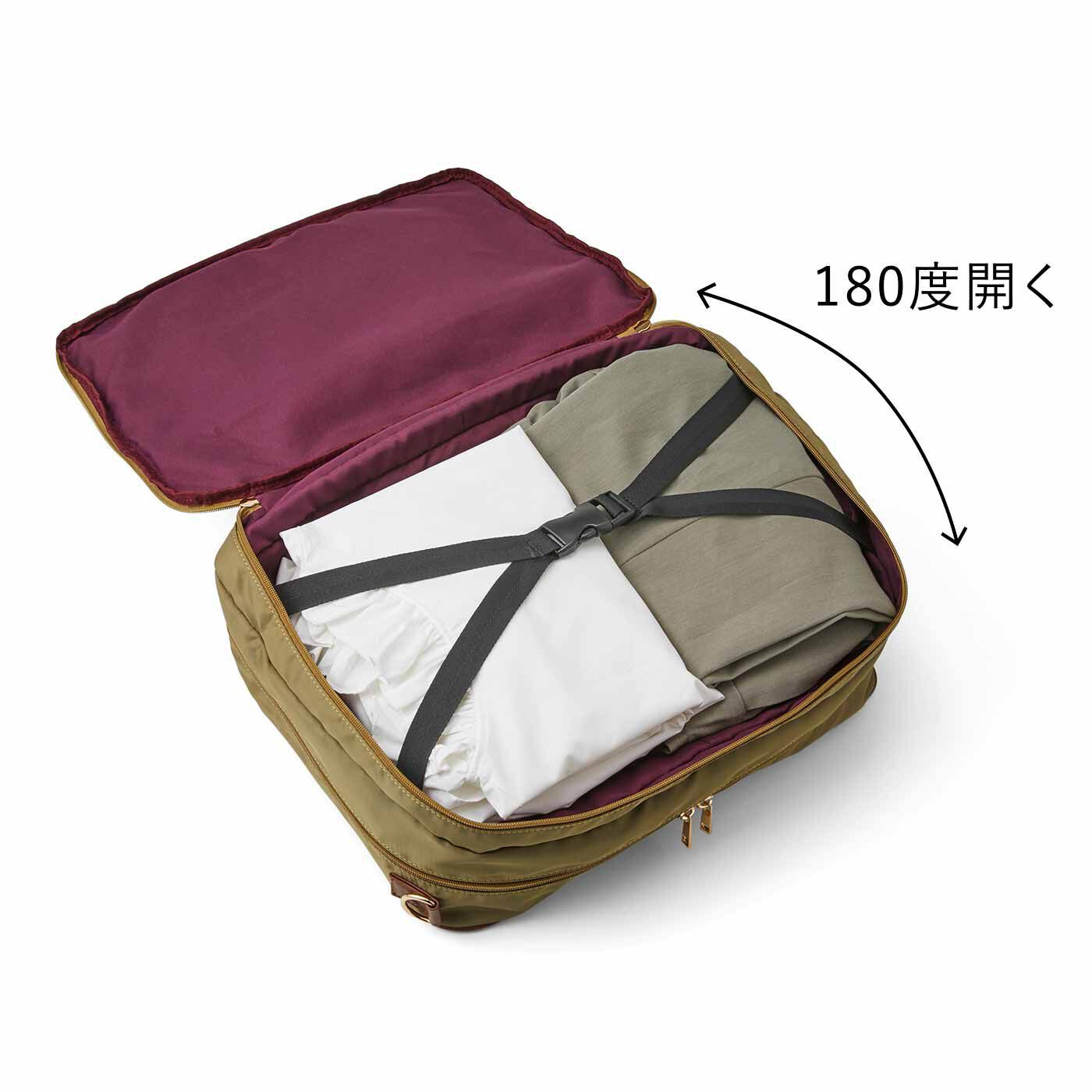 L'AMIPLUS［ラミプリュス］|ラミプリュス きれいめ上品 ガバッと開いて一目瞭然！ 180度オープン部屋が便利なトラベルボストンバッグ|背面は、180度開く部屋付きでスーツケース感覚で収納OK。荷物留めバックル付き。