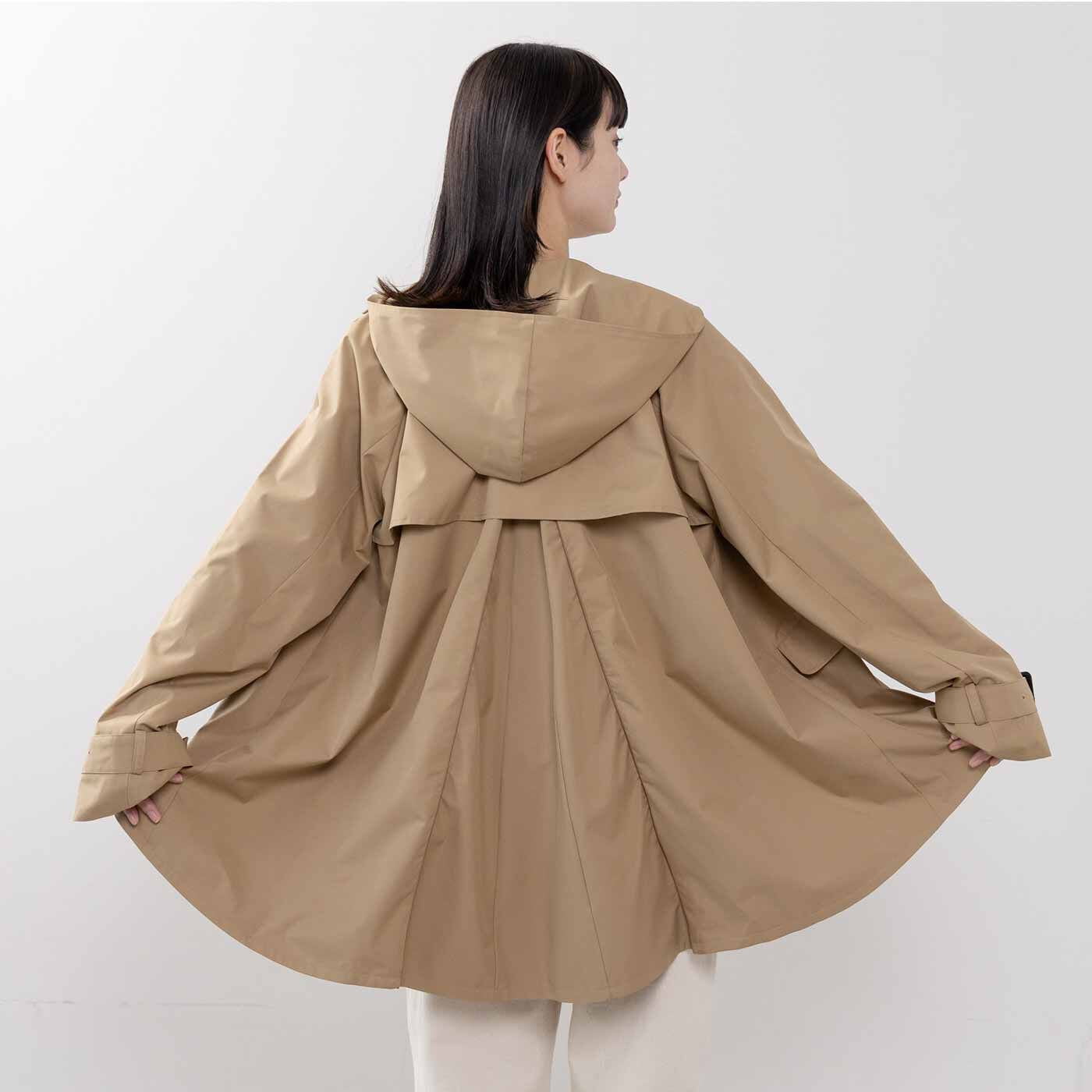 L'AMIPLUS|ラミプリュス プリーツが広がってリュックが背負える！ 撥水（はっすい）素材を使ったトレンチ風ジップアップジャケット|背中ファスナーを開けると身幅が広がる仕様。リュックを背負った上に着ることもできます。
