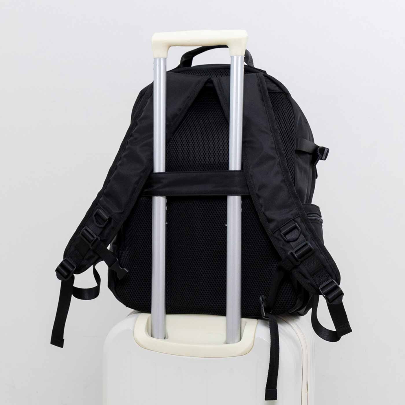 L'AMIPLUS|ラミプリュス みんなが使える 多層ポケット撥水（はっすい）マイバディーリュック〈ブラック〉|キャリーケースのハンドルに通せて旅行にも便利。