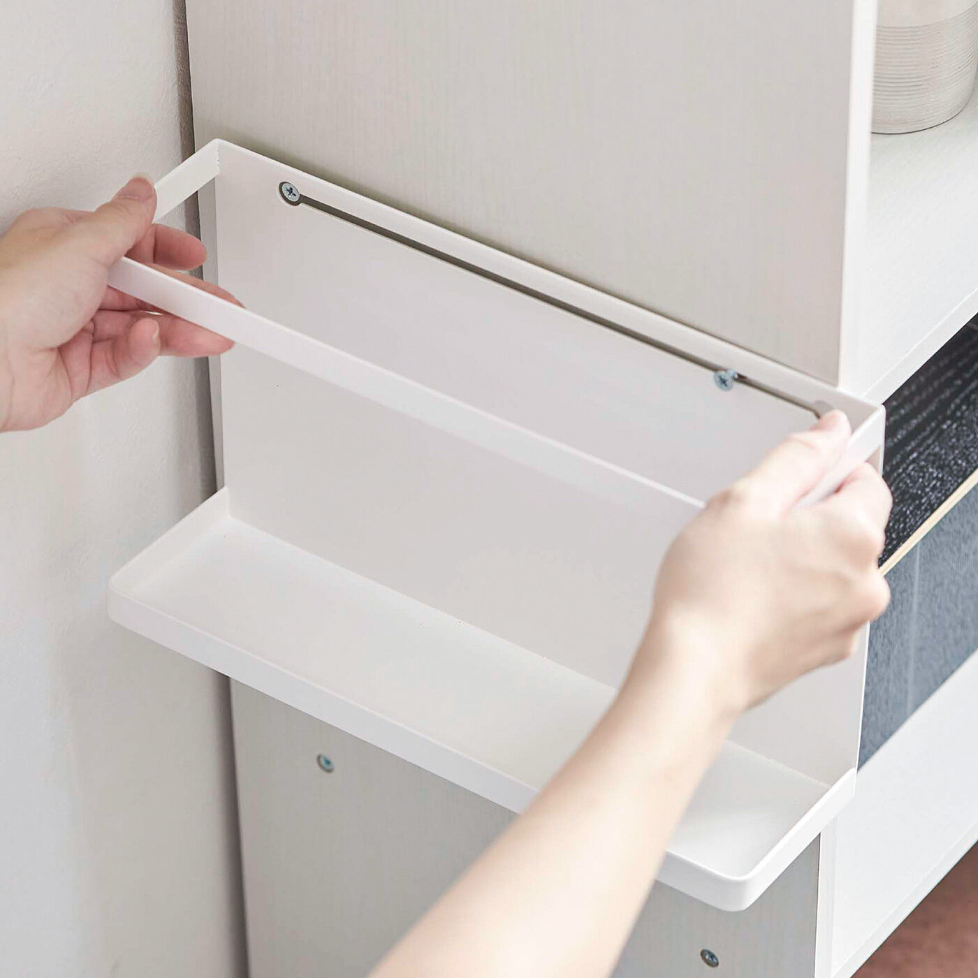 L'AMIPLUS|ラミプリュス　リュックもランドセルも掛けられる　気軽に取り付け収納ハンガー|3．ネジを差し込んだまま製品をスライドさせて、もう片方のネジも製品の穴に差し込みます。※写真は収納ラックです。