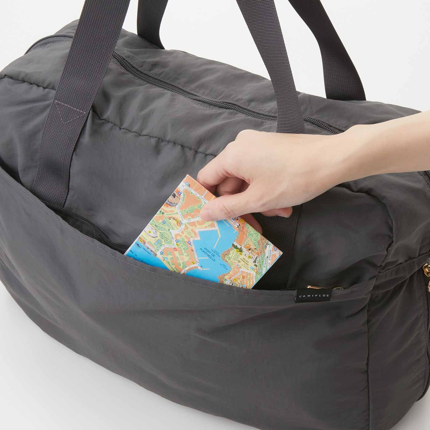 L'AMIPLUS|ラミプリュス 荷物が増えたらまち出現！ ポケッタブルで大活躍 撥水（はっすい）ボストンバッグの会|正面には、ファスナーポケット付き。