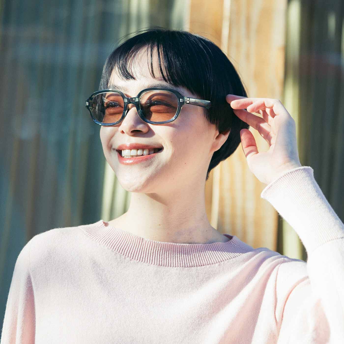 L'AMIPLUS|ラミプリュス 折りたたんでコンパクト 紫外線の強さに合わせて色が変化する どこでも快適調光サングラス〈クリアブラウン〉|外に出たとき。 ※写真はブラックです。