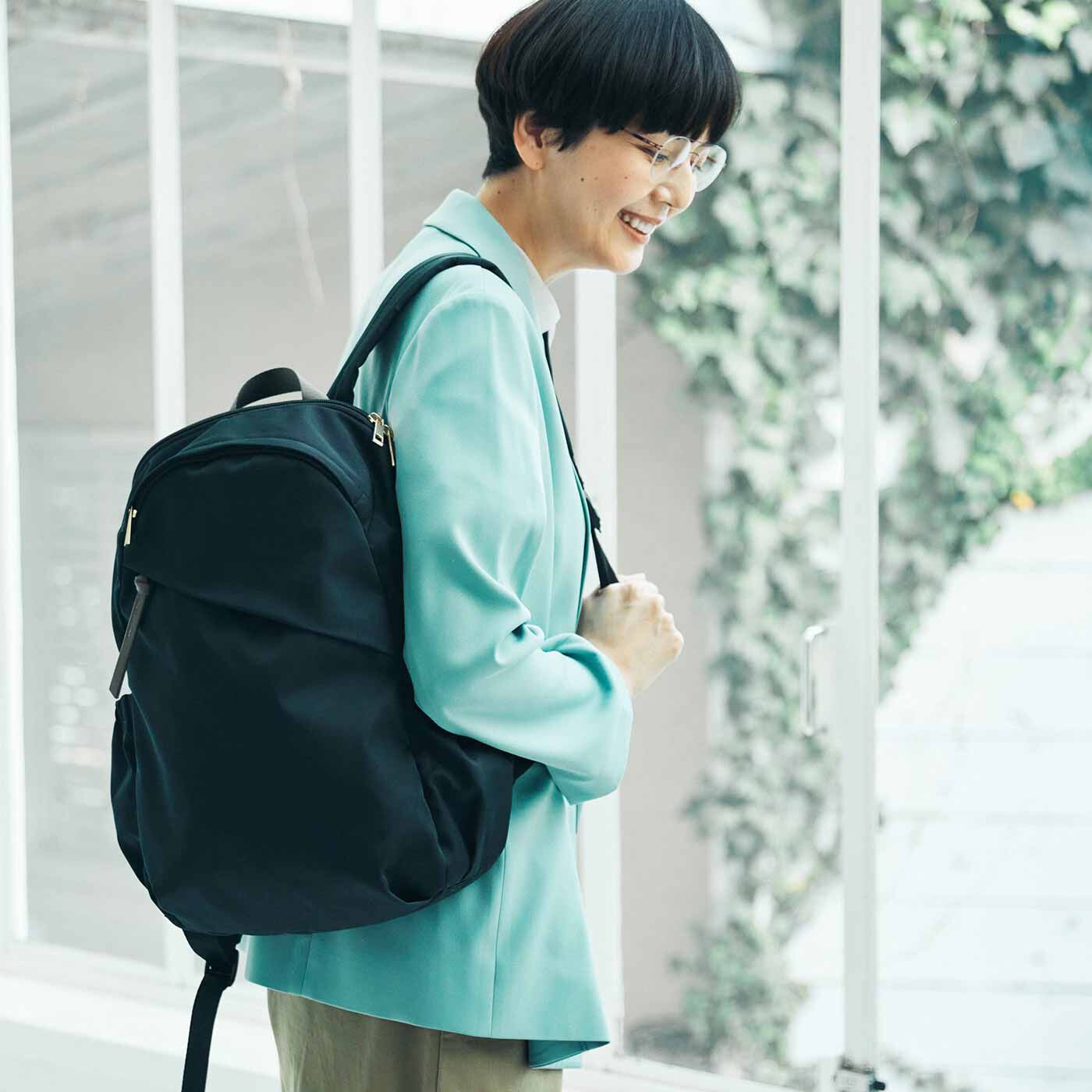 L'AMIPLUS|ラミプリュス ガバッと開いて一目瞭然！ 充実9ポケットの撥水(はっすい)スマートリュック〈リッチブラック〉