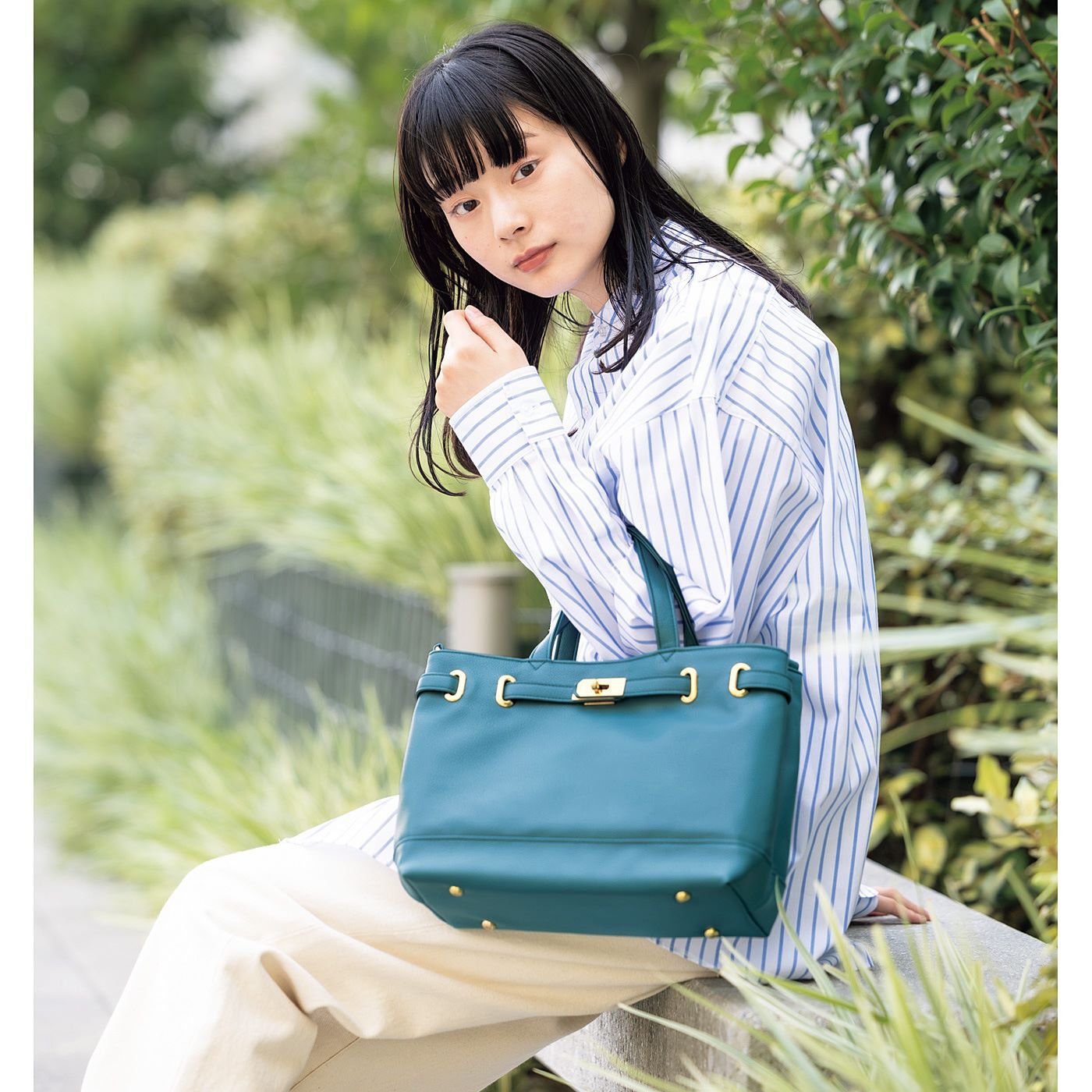 L'AMIPLUS|ラミプリュス 荷物を仕切ってすっきり収納 ベルトデザインTトート〈フェイクレザー〉の会