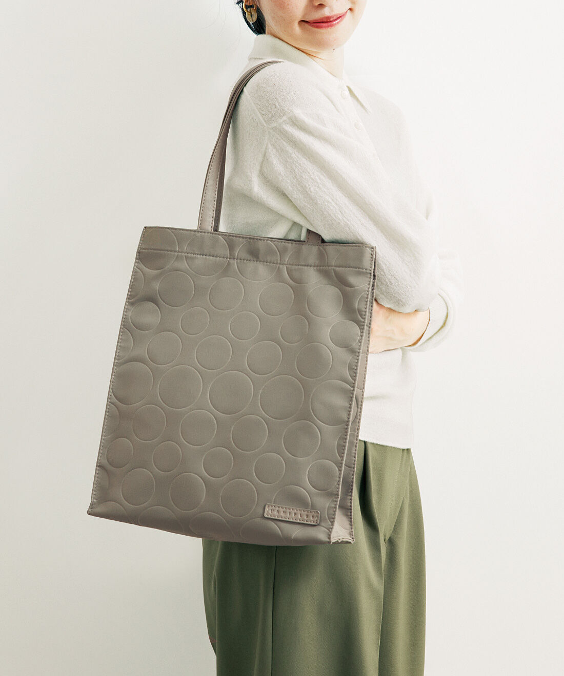 L'AMIPLUS|ラミプリュス　ハンモックホルダーで底だまり解消！　花粉が付きにくい　Ａ４上品トートバッグの会|持ち手は薄手の服装のときには肩掛けもできる絶妙な長さに。