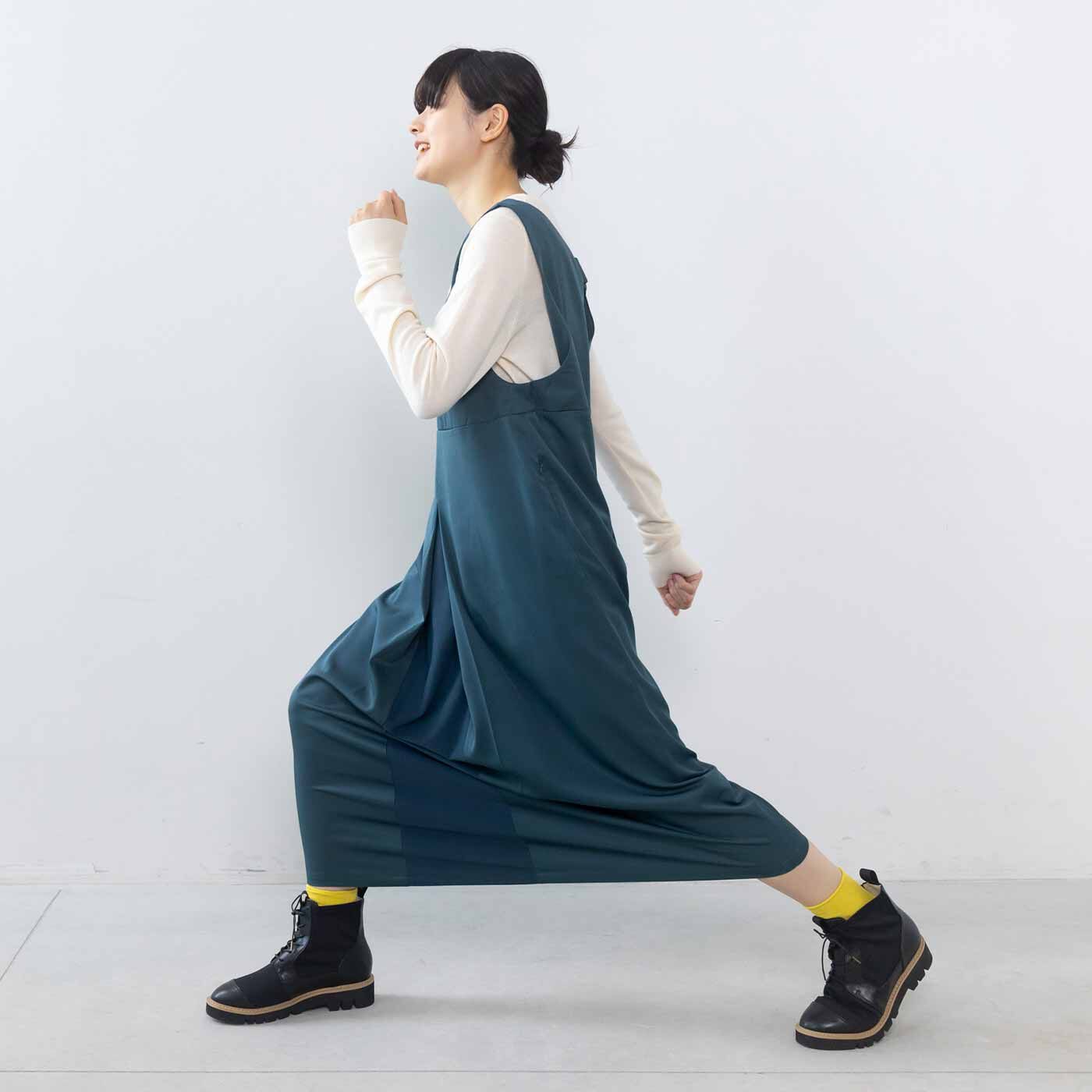 L'AMIPLUS|ラミプリュス プリーツ部分が密かにグイッと伸びて脚さばき軽やか♪ きれいめ撥水（はっすい）ジャンパースカートの会|グイッと伸びて脚さばきらくらく。