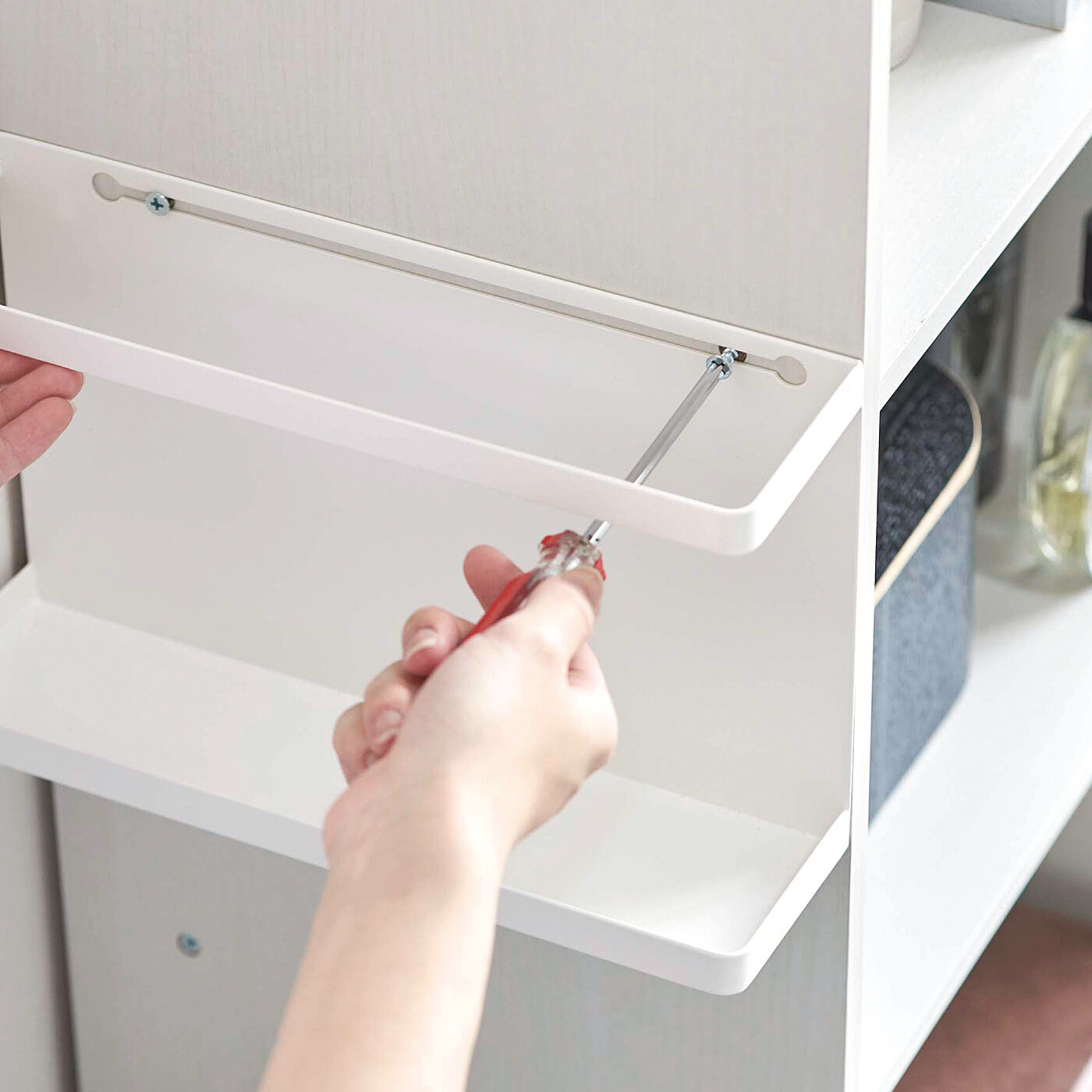 L'AMIPLUS|ラミプリュス　スペースを有効活用！　気軽に取り付け収納ラック|4．製品をカラーボックスの中央に戻してから、ネジをしっかりと締め直して固定します。
