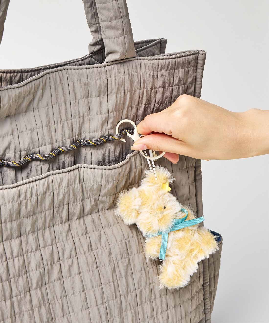L'AMIPLUS|ラミプリュス うちわポケット付き 引っかけループに気のすむまで掛けられる大容量バッグの会|推しのぬいぐるみやアクリルキーホルダーなどをループに引っ掛け。隠したいときは下のポケットにイン。