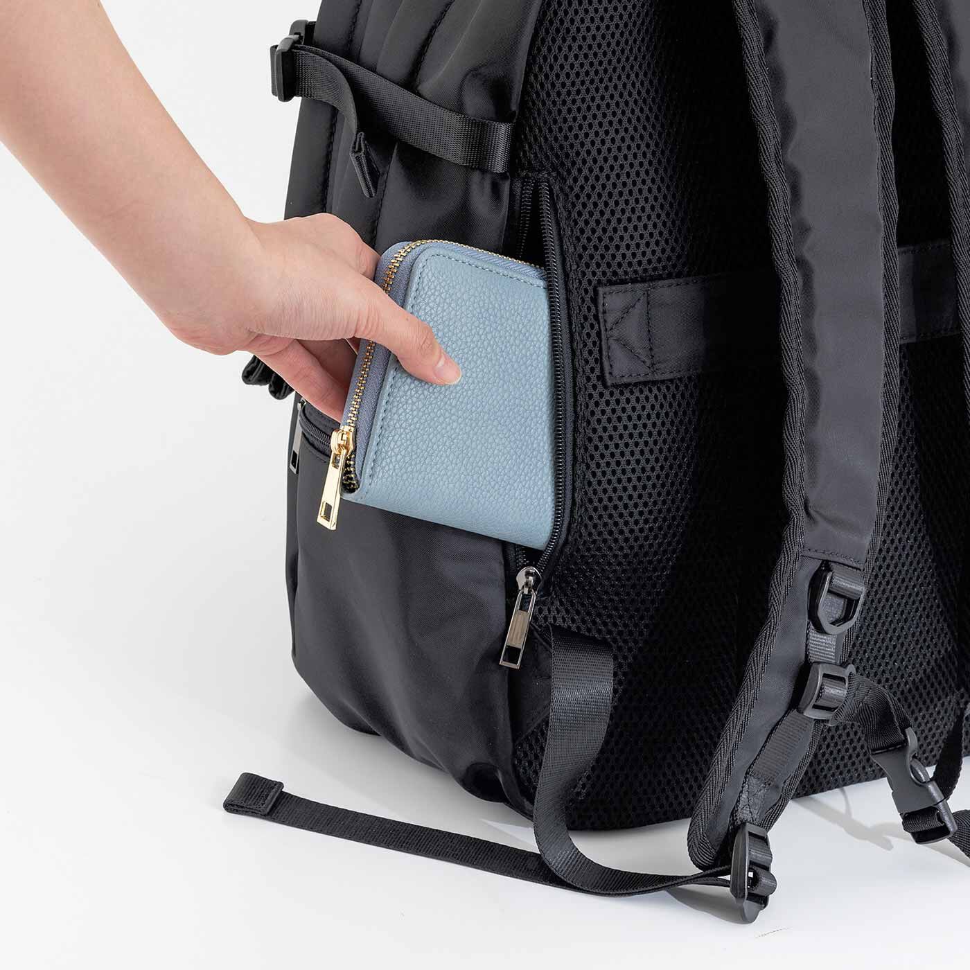 L'AMIPLUS|ラミプリュス みんなが使える 多層ポケット撥水（はっすい）マイバディーリュック〈ブラック〉|背中にも長財布が入るサイズのポケット付き。