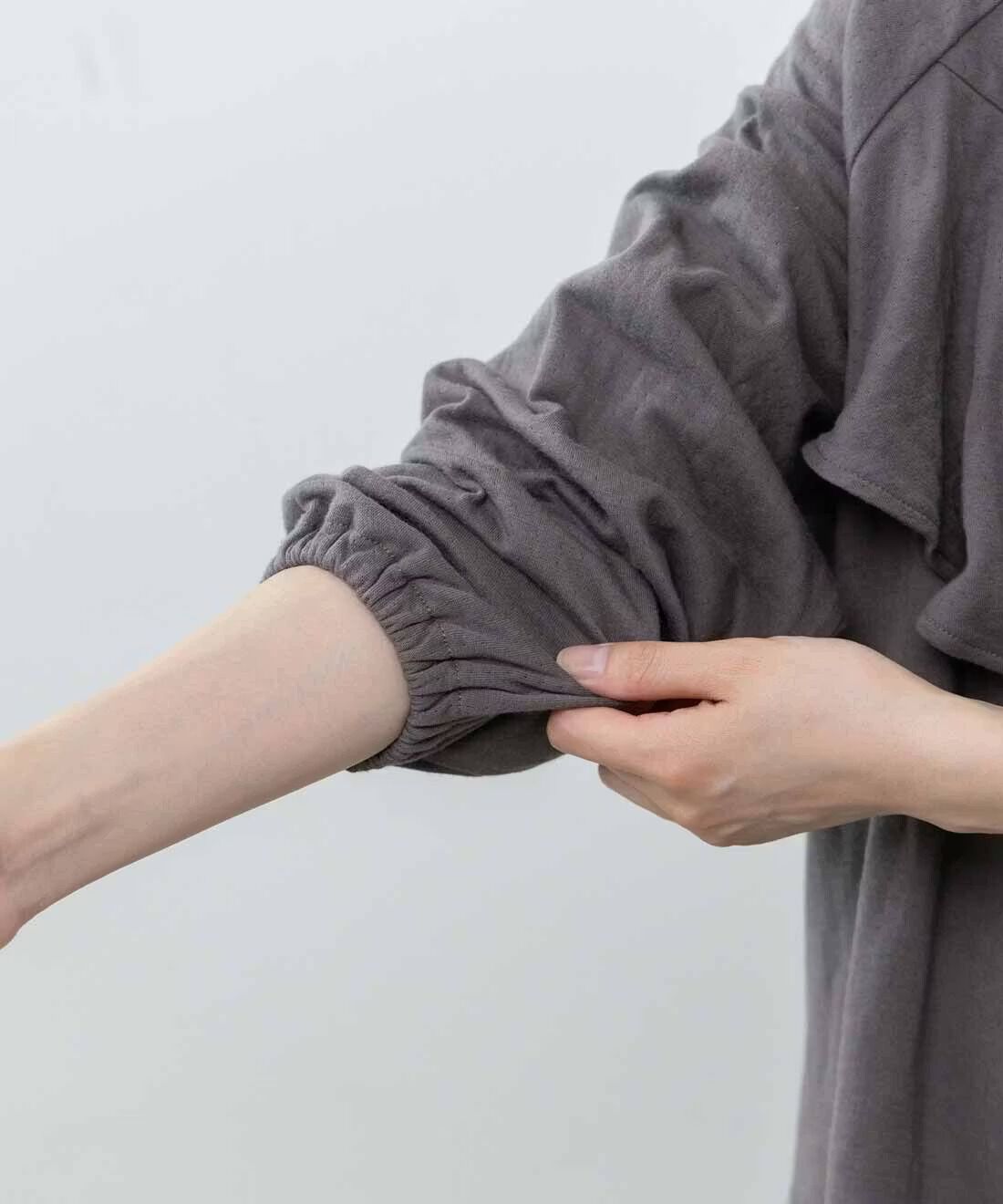 L'AMIPLUS|ラミプリュス 胸もとフリルで賢くカバー 肌側綿100％ 接結カットソー素材のやわらかパジャマの会|袖口はプッシュアップOKで、便利！