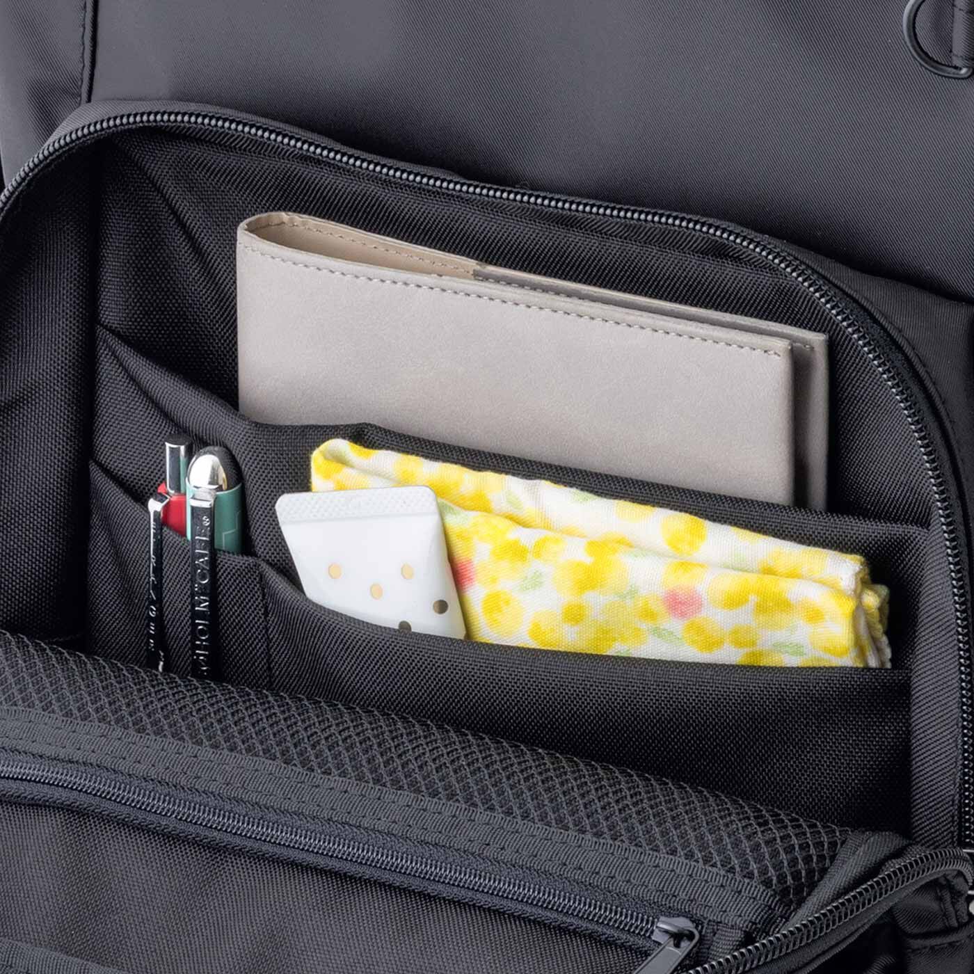 L'AMIPLUS|ラミプリュス みんなが使える 多層ポケット撥水（はっすい）マイバディーリュック〈ブラック〉|段々ポケットとメッシュポケットで見やすく収納できる立体フロントポケット。