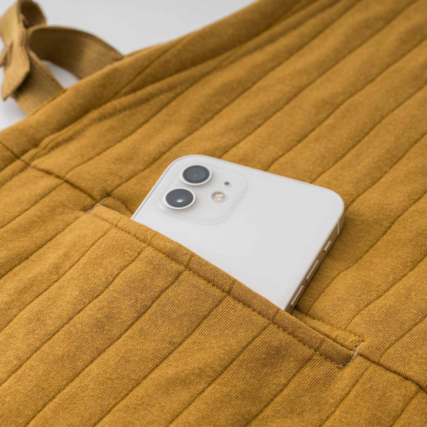 L'AMIPLUS|ラミプリュス すぽんと服の上からかぶるだけで家事スタート！ エプロンにもなるチュニックベストの会|スリットポケットで洋服見え。ポケットは深いのでスマホもすっぽり。