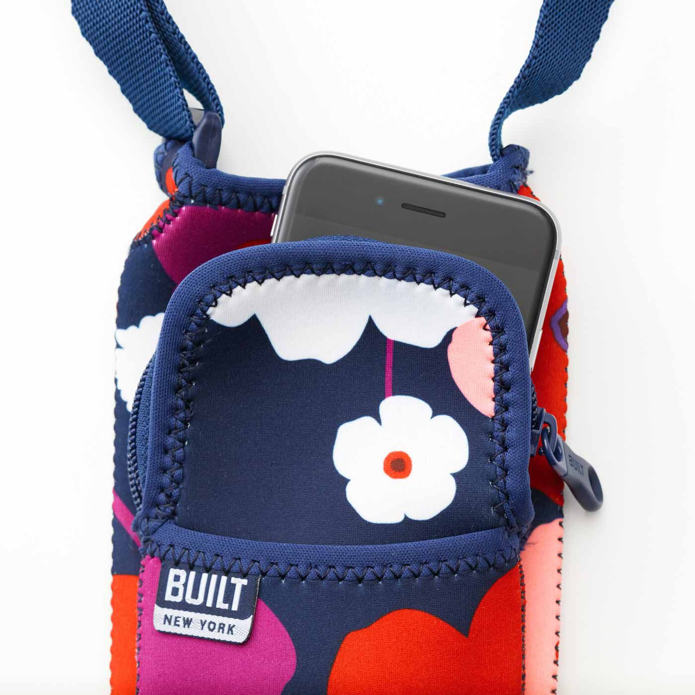 L'AMIPLUS|ドリンクもスマホもスマートに身に着ける 丸洗いOKのボトルスリング〈ブラック〉|スマホが入るファスナーポケット。　※写真はフラワーです。