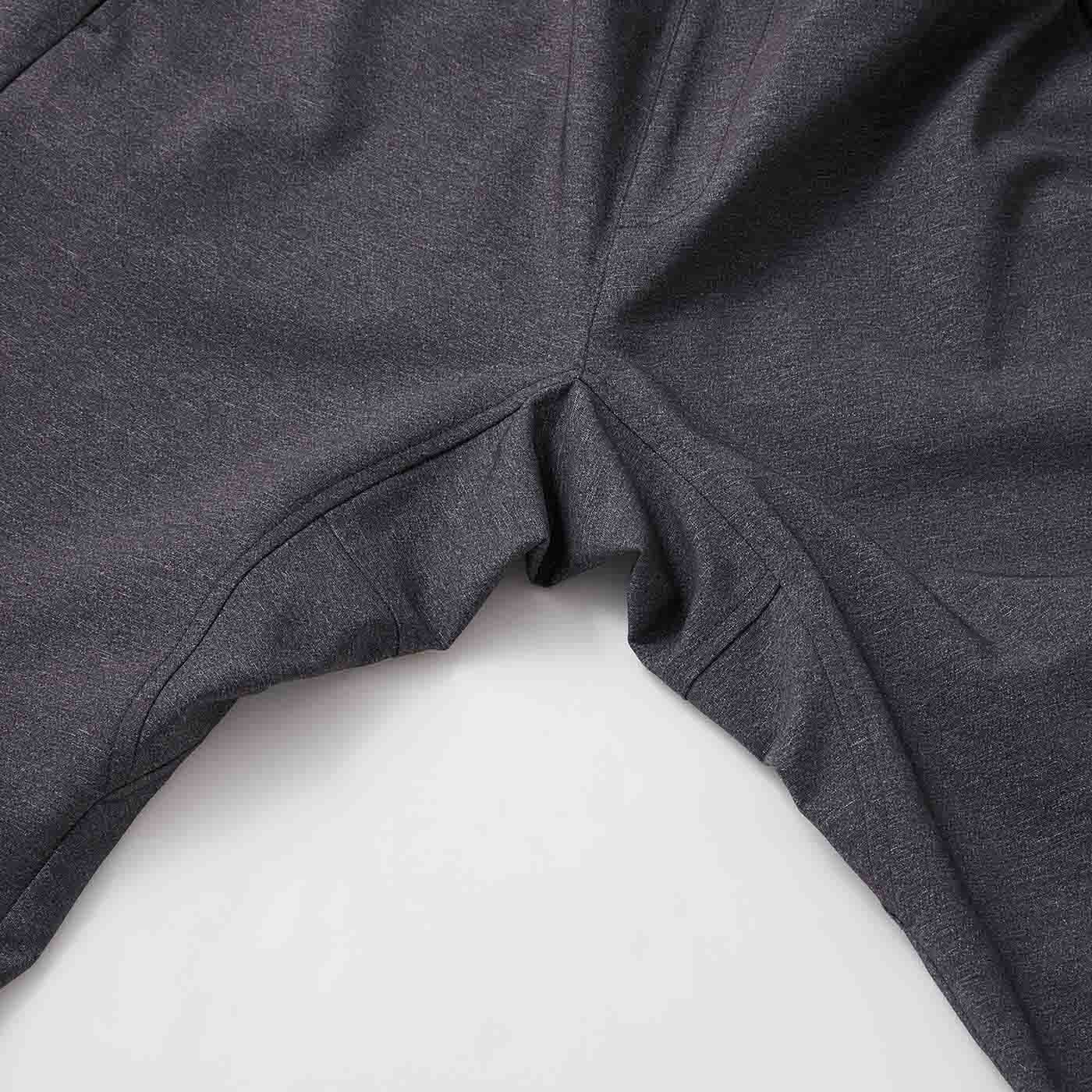 L'AMIPLUS|ラミプリュス サイズを気にせずみんなではけるシェアパンツ〈きれいめスタンダード〉の会|股ぐりは、開脚しやすいクライミングパンツのように切り替えることで、動きやすく。