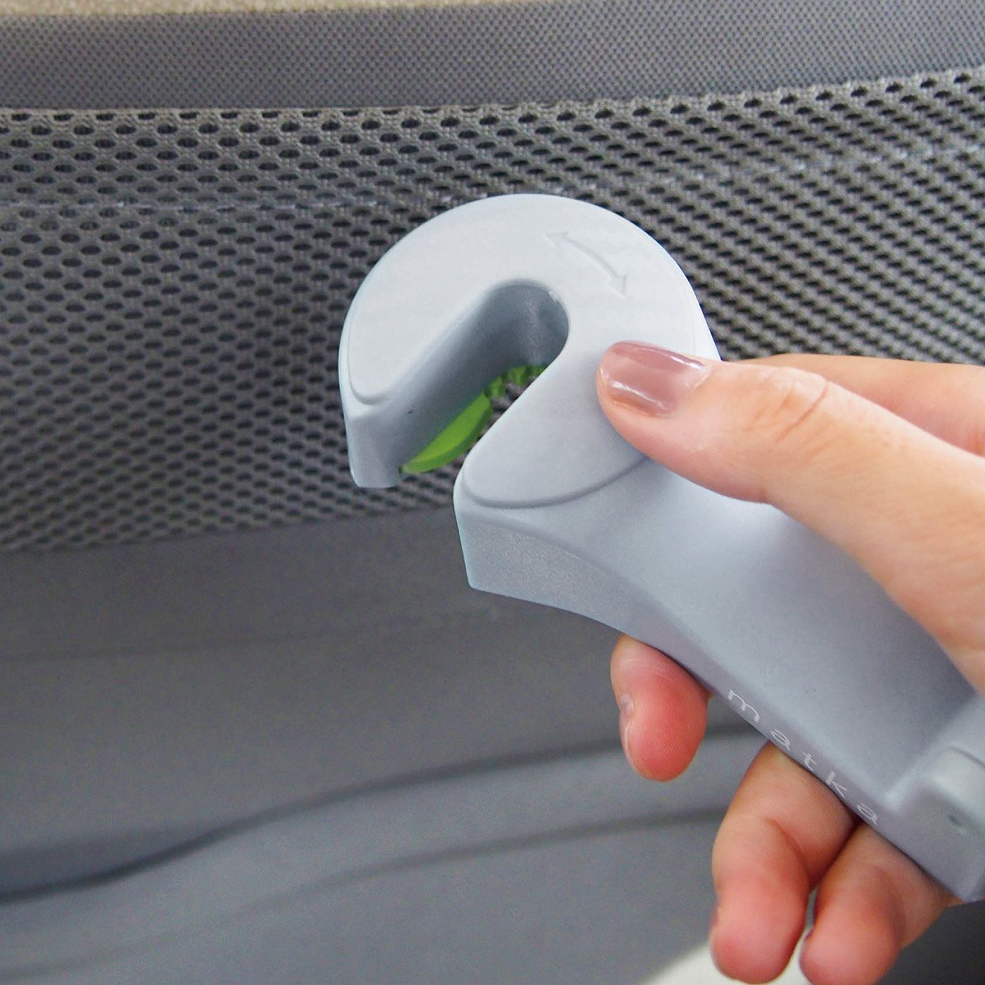 L'AMIPLUS|ラミプリュス　転がる荷物問題は引っ掛けて解決　スマホスタンドにもなるヘッドレストフックの会|HOW TO USE　ロックを回して開きます。