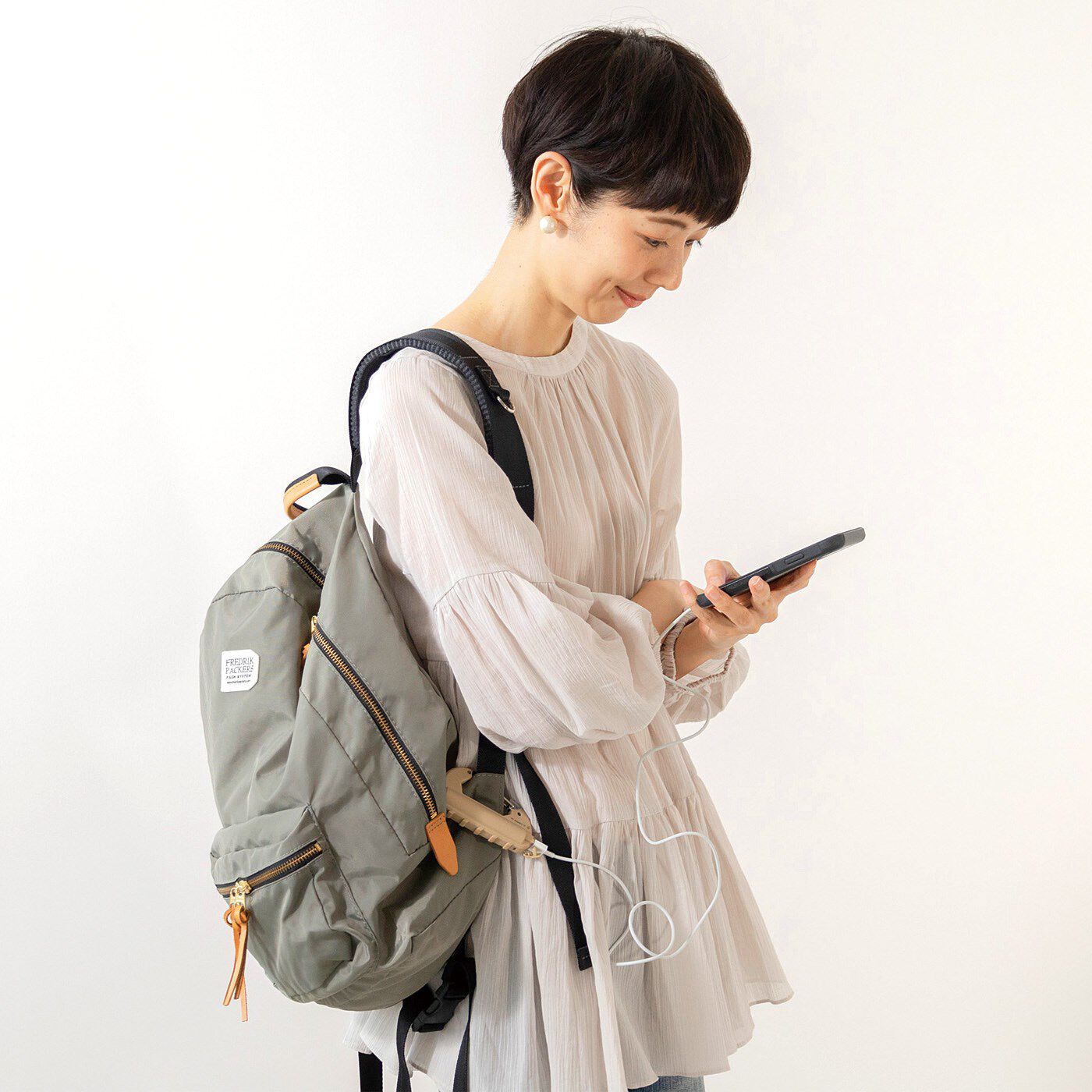 L'AMIPLUS|ラミプリュス　充電しながらリュックやかばんにつるせる　カラビナ式モバイルバッテリーの会|リュックにつるした状態で充電OK。