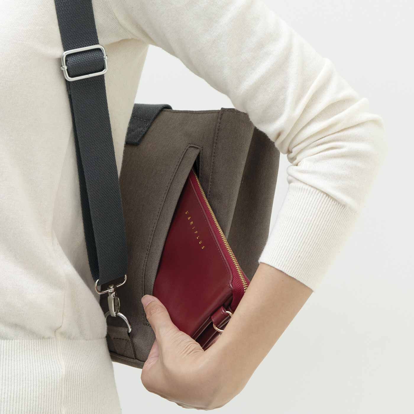 L'AMIPLUS［ラミプリュス］|ラミプリュス　荷物を仕切ってすっきり収納　Ｔトート〈撥水（はっすい）/リュック〉の会|背負ったままで出し入れできるサイドファスナーが便利。