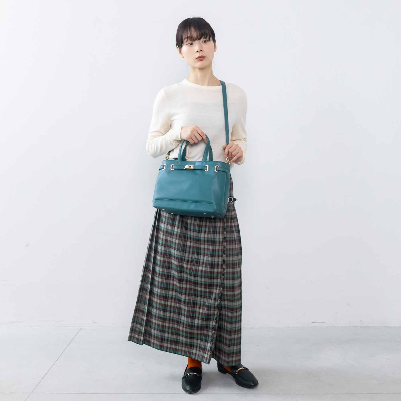 L'AMIPLUS|ラミプリュス 荷物を仕切ってすっきり収納 ベルトデザインTトート〈フェイクレザー〉の会