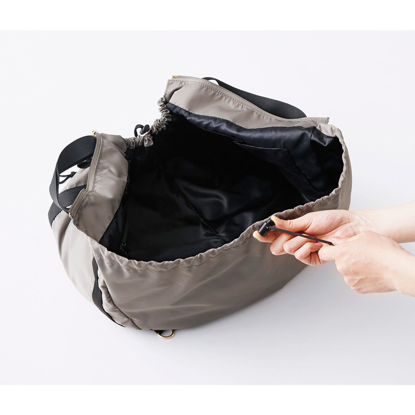 L'AMIPLUS|ラミプリュス　大量買いもらくらく！　レジカゴリュック〈ベーシックカラー〉の会|両サイドのひもでバッグをしぼり、上部のファスナーを閉めます。