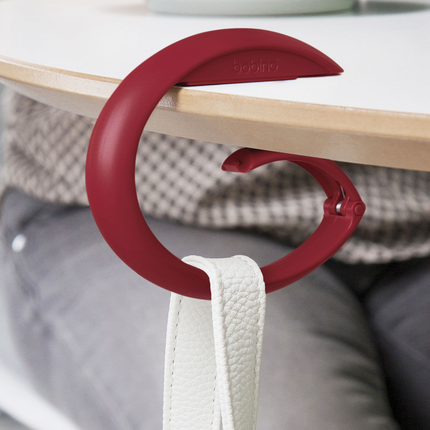 L'AMIPLUS|25kgまでOK！ワンアクションで簡単取り付けバッグハンガーの会|上部にはシリコンシートが付いているので、テーブルからずれおちにくい。