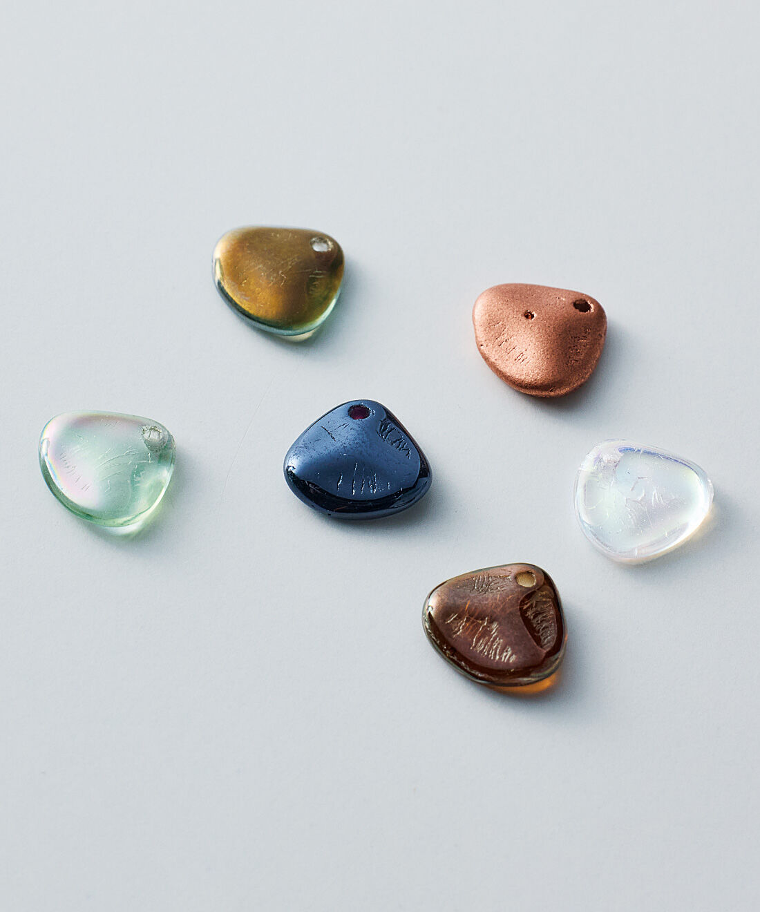 L'AMIPLUS|ラミプリュス　アクセをワンタッチ着脱に　チェコビーズがきらり　アジャスター付きマグネットキャッチ〈ゴールドカラー〉の会|エンドに揺れるチェコガラスビーズのチャームが付いているから、後ろ姿も素敵。ビーズはひとつずつ風合いが異なります。※写真は〈シルバーカラー〉のビーズも一緒に並べています。