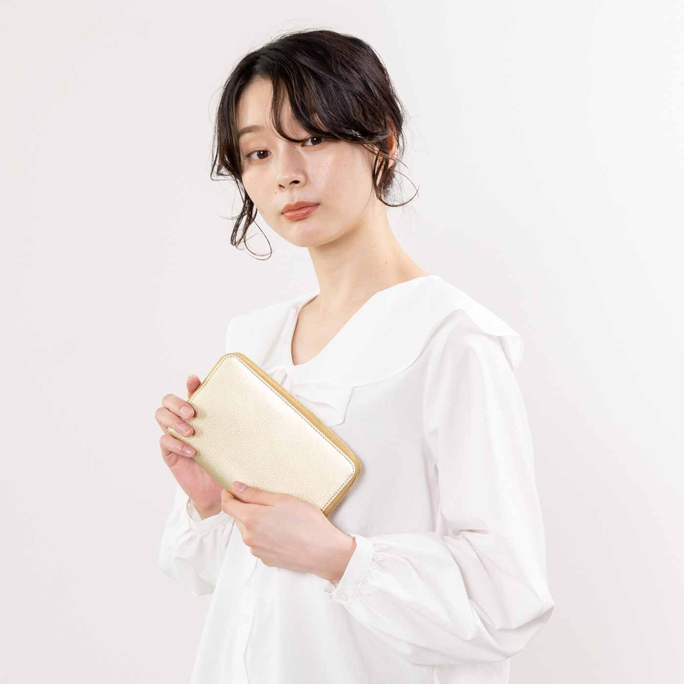 L'AMIPLUS|ラミプリュス　身近にひそむ磁気から大事なデータを守る通帳ケース〈ゴールド〉|お出かけにも困らないサイズ。