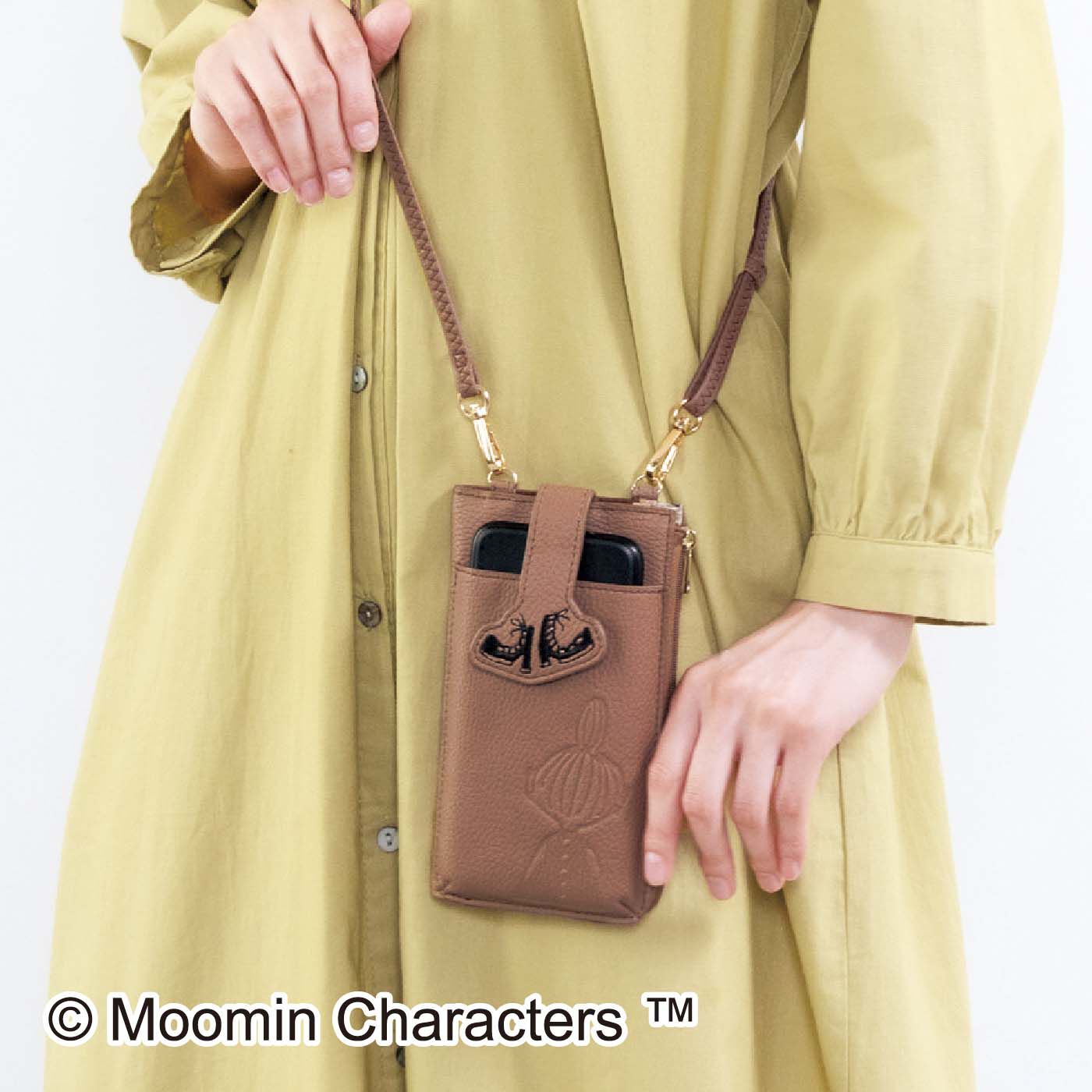 L'AMIPLUS|MOOMIN×ラミプリュス　クロスボディーウォレット〈リトルミイ〉|フラップはマグネット仕様でスマホの出し入れスムーズ。