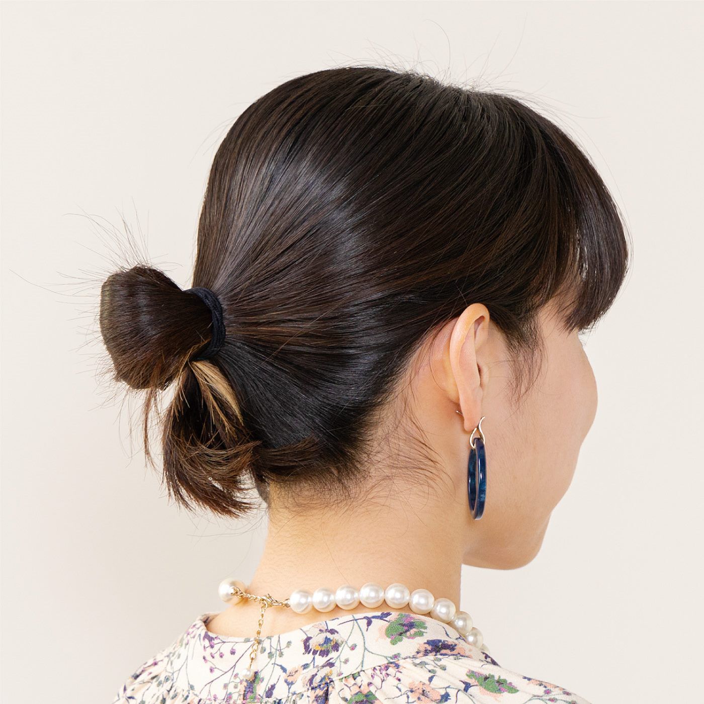 L'AMIPLUS|ラミプリュス　ヘアゴム感覚で結ぶだけ　簡単ボリュームアップ！　シュシュウィッグ〈ナチュラルブラック〉の会|1．お手持ちのゴムで髪を結び、簡単なお団子をつくります。