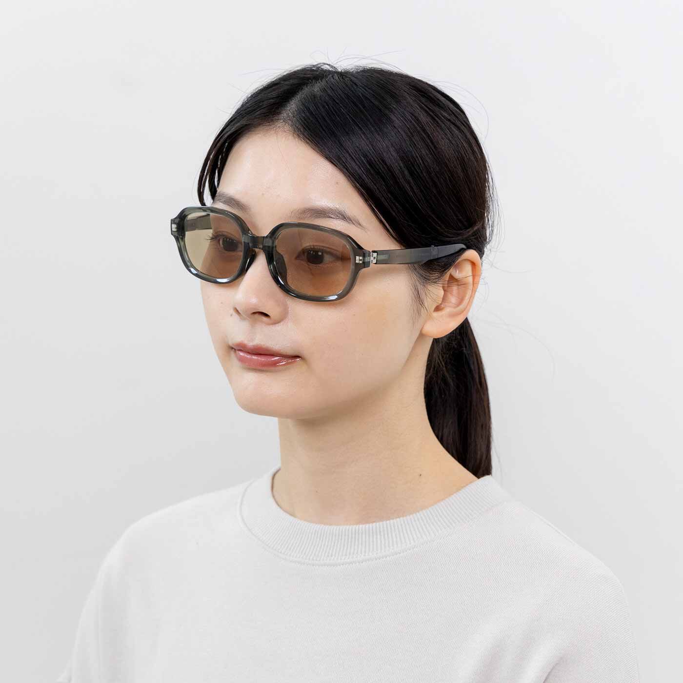 L'AMIPLUS|ラミプリュス 折りたたんでコンパクト 紫外線の強さに合わせて色が変化する どこでも快適調光サングラス〈クリアブラック〉|紫外線を感じるとレンズが濃く変わります。