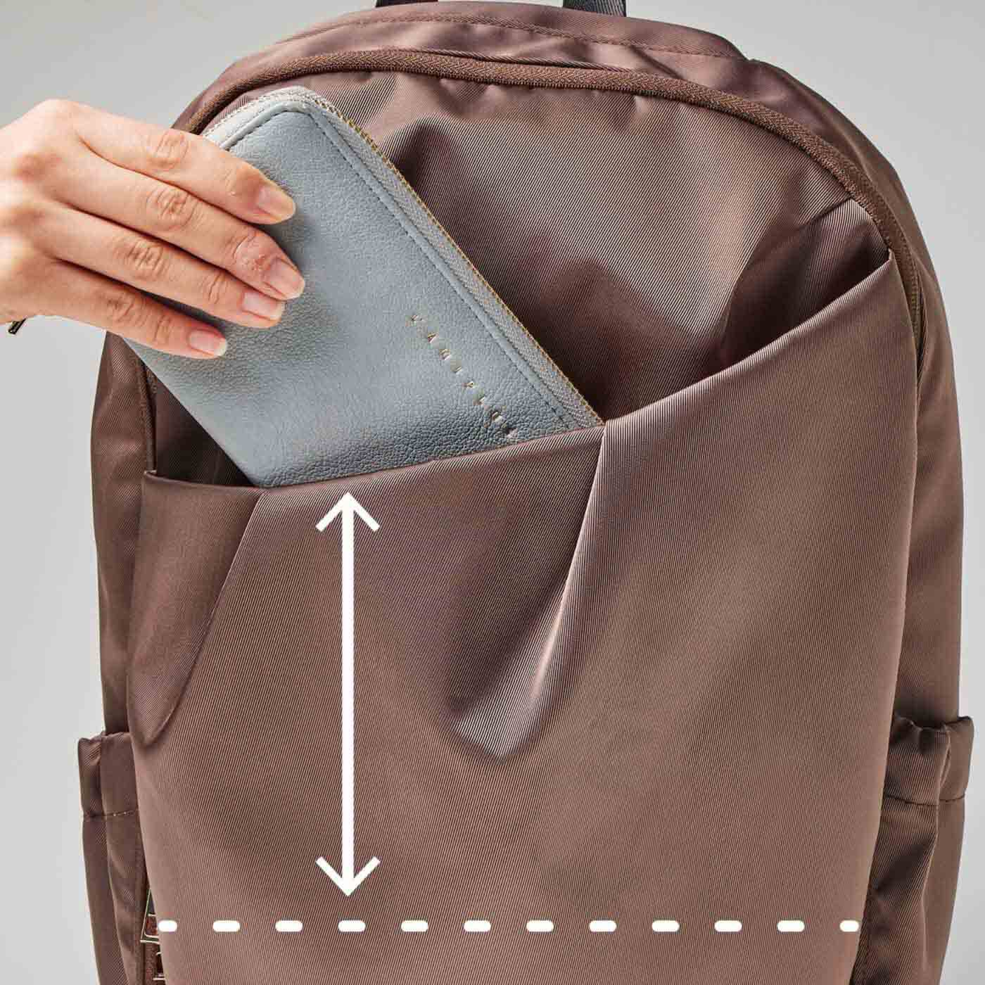 L'AMIPLUS|ラミプリュス ガバッと開いて一目瞭然！ 9ポケ＆仕切りで仕分け上手 撥水スマートリュック〈パールココア〉|出し入れが多い＆大きめサイズのものはここへ。