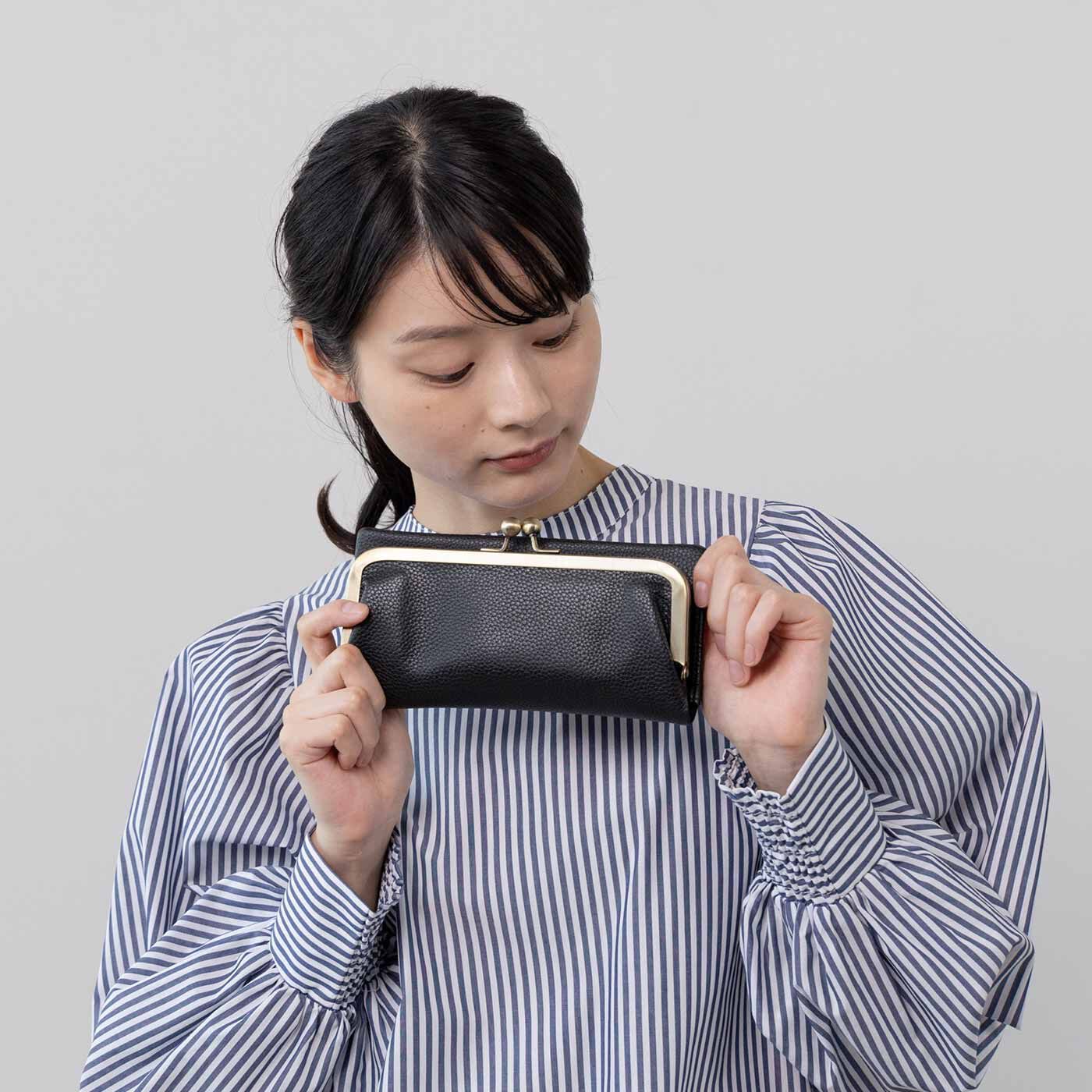 L'AMIPLUS［ラミプリュス］|ラミプリュス レトロがま口がかわいい 薄め仕様の本革長財布〈ブラック〉|やわらかな手ざわりのシボが特徴の上質な本革。
