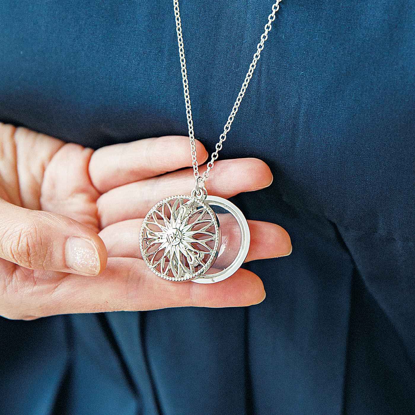 L'AMIPLUS|ラミプリュス　透かしデザインが胸もとに華を添える　ルーペネックレスの会|スライドするとルーペが！