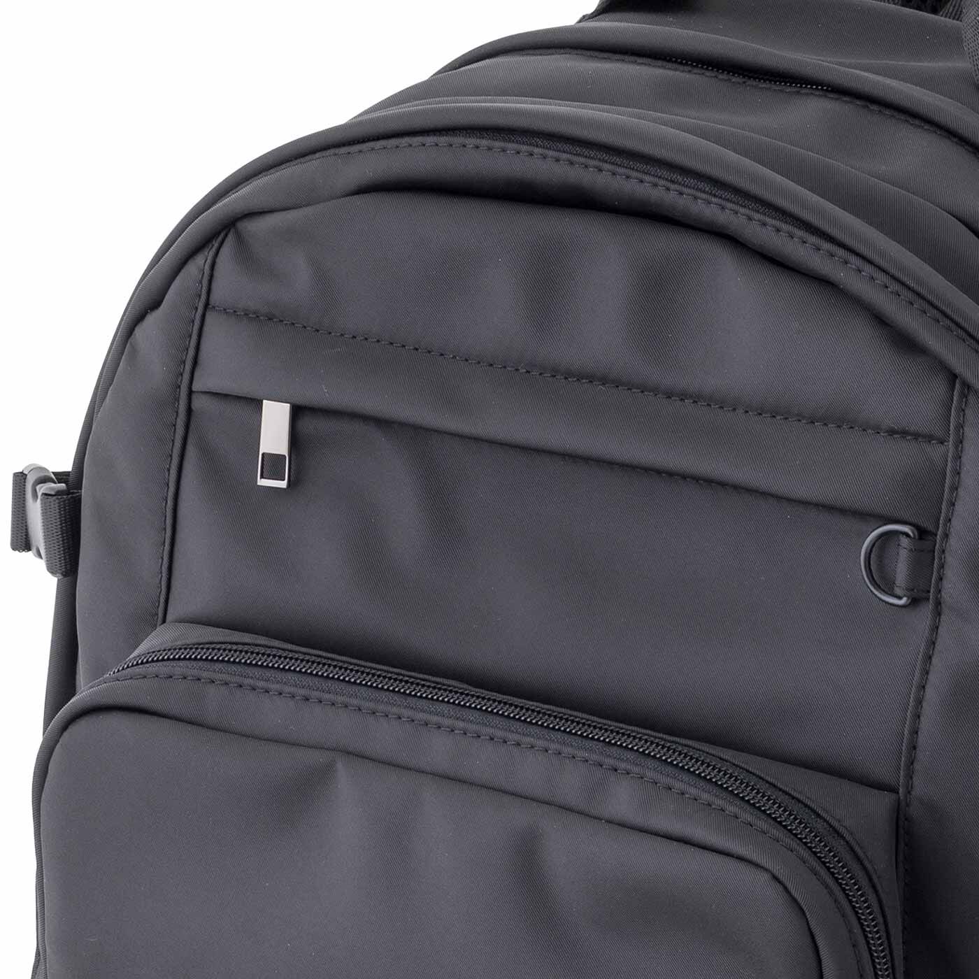 L'AMIPLUS|ラミプリュス みんなが使える 多層ポケット撥水（はっすい）マイバディーリュック〈ブラック〉|ファスナーポケットにはイヤホンなどちょっとした小物に便利。