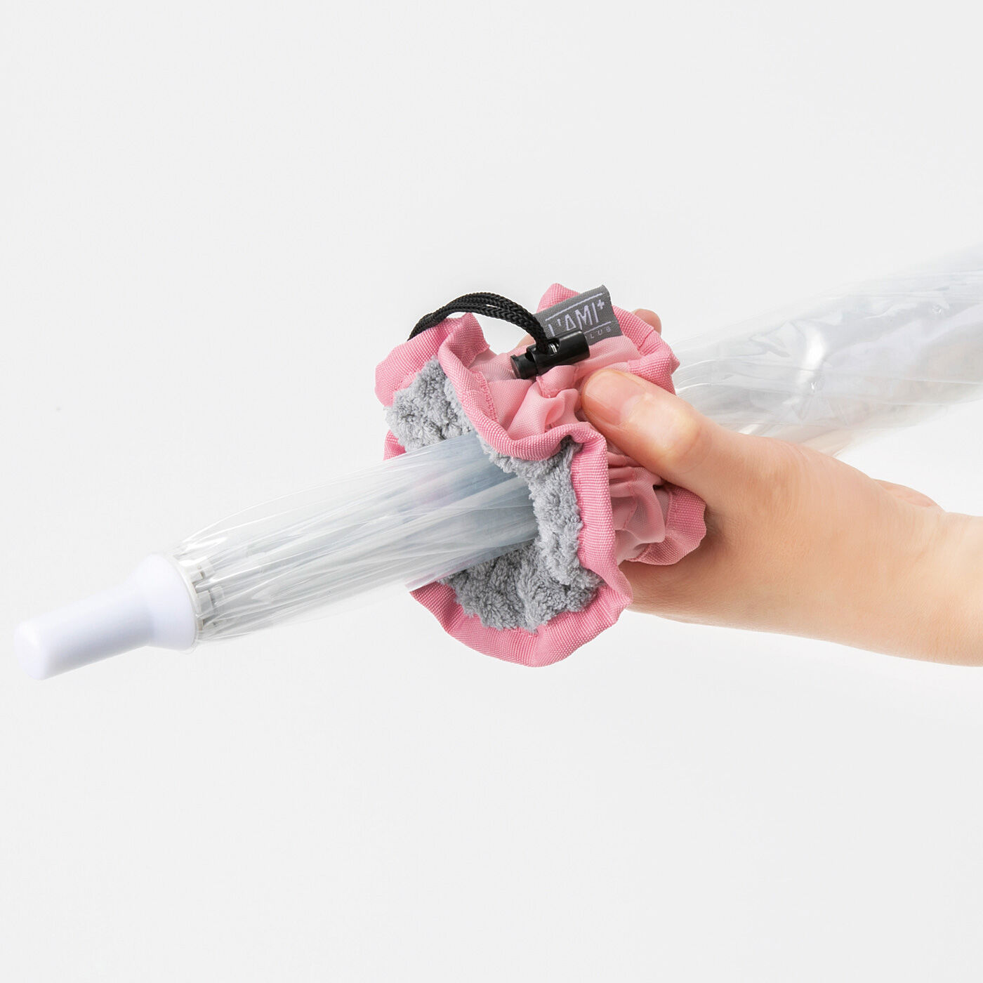 L'AMIPLUS［ラミプリュス］|ラミプリュス　雨のしずくをサッとふき取る　傘に通す　マイクロファイバーシュシュの会|傘の先端から差し込み、ふきながら傘を閉じるだけで水滴をすっきり吸収。