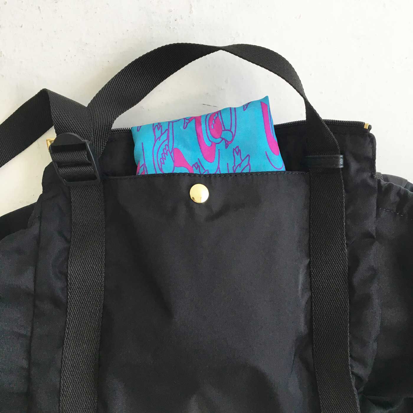 L'AMIPLUS|ラミプリュス　大量買いもらくらく！　レジカゴリュック〈ベーシックカラー〉の会|[Back]リュック用ショルダーが収納できるスナップポケット。