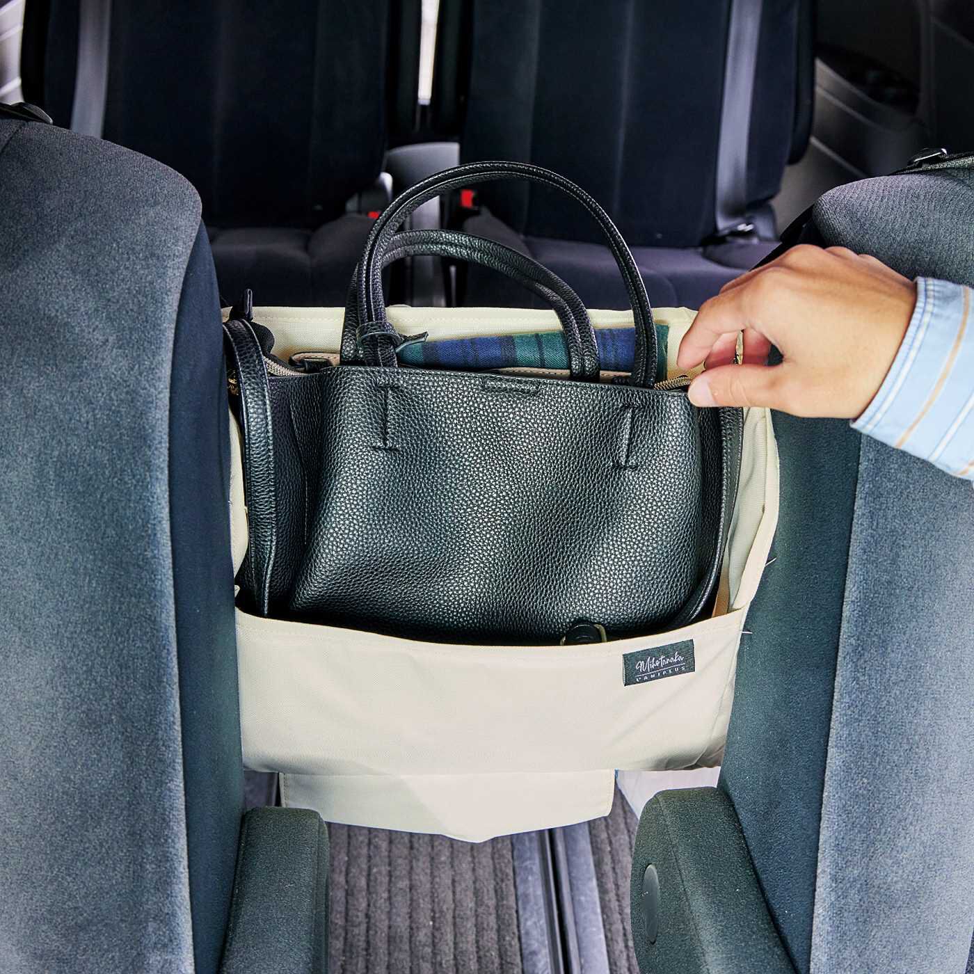 L'AMIPLUS|田中美保さん×ラミプリュス　ヘッドレストにかけるだけ　運転席と助手席の間の収納ボックスの会|助手席、運転席側からも荷物にアクセスしやすい！