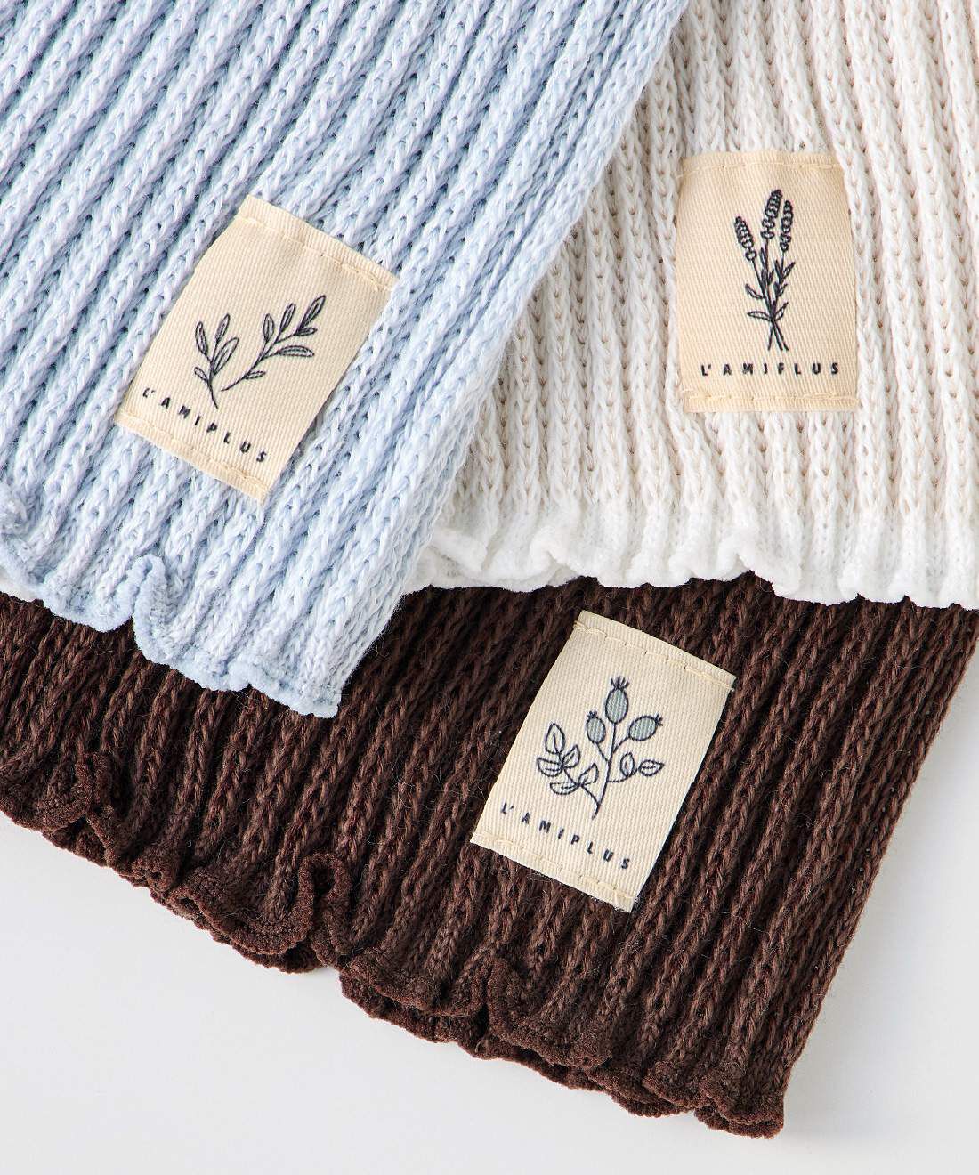 L'AMIPLUS［ラミプリュス］|ラミプリュス　丸編み機でゆったり編みたて　アロエの成分を練りこんだ　しっとりもちもち心地ネックカバーの会|ハーブのイラストを添えたタグ付き。