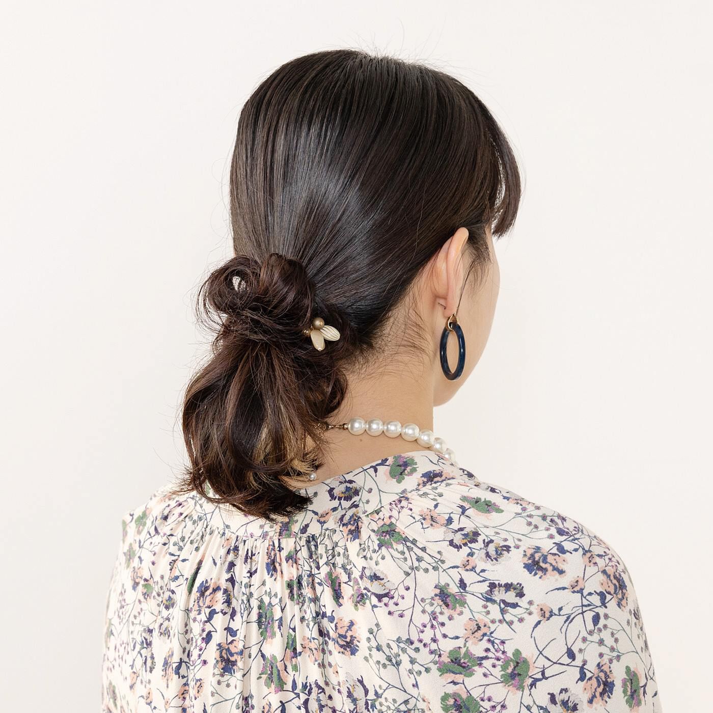 L'AMIPLUS|ラミプリュス　ヘアゴム感覚で結ぶだけ　簡単ボリュームアップ！　シュシュウィッグ〈ナチュラルブラック〉の会|簡単装着！自毛にナチュラルになじみます。