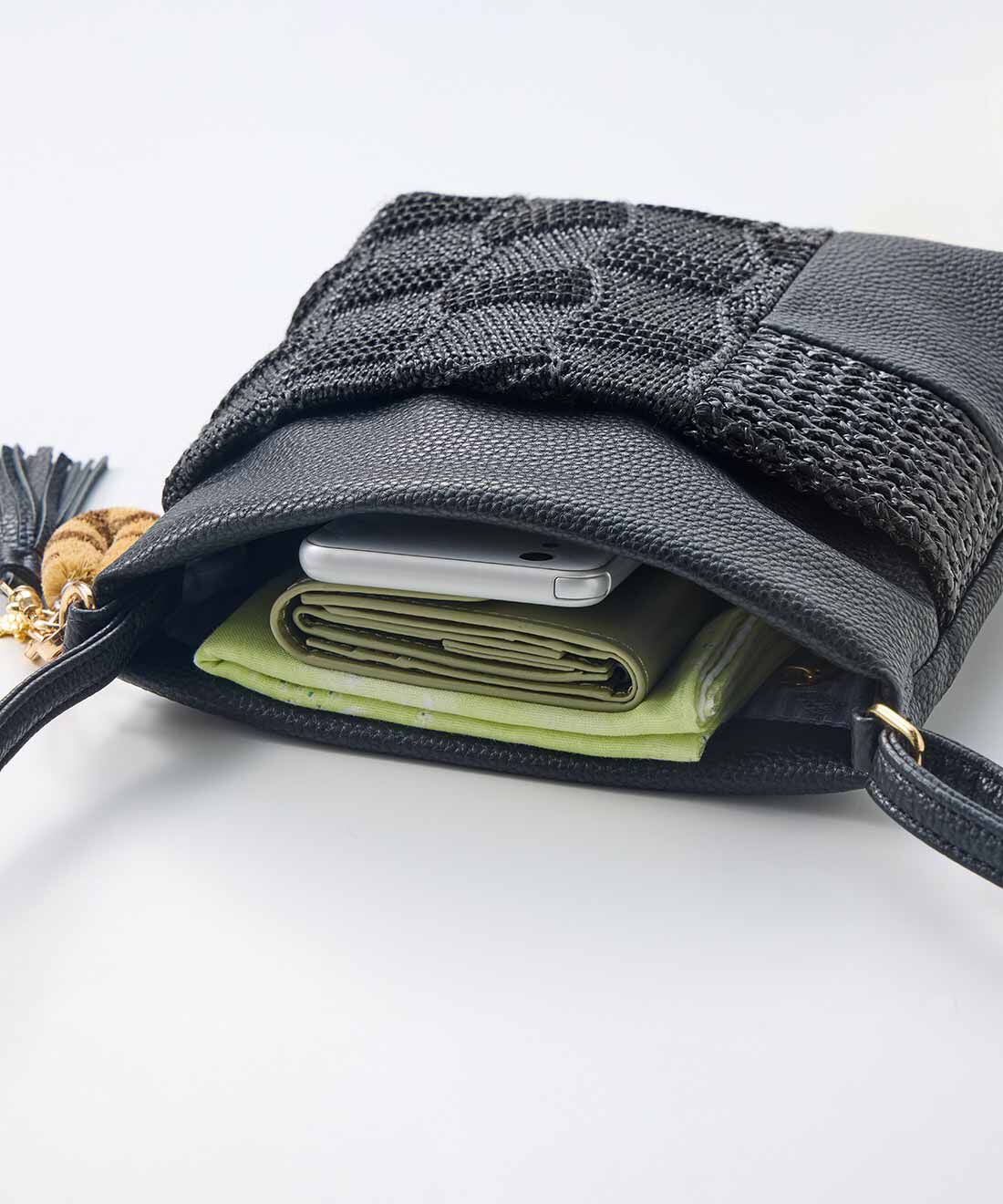 L'AMIPLUS|亀の子束子×ラミプリュス ポケットみたいに使い心地軽やか ショルダーマイポッケ〈金亀＆たわしチャーム付きブラック〉|お財布、スマホ、ハンカチなどの必需品が収まるコンパクト仕様が人気の理由。