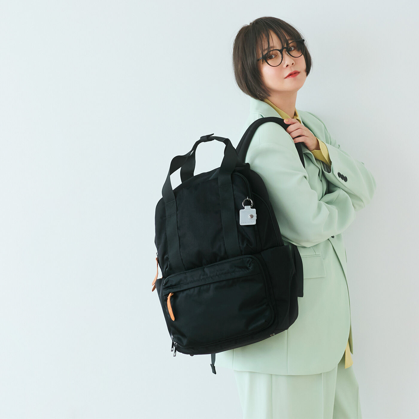 L'AMIPLUS|田中美保さん×ラミプリュス　仕分けたい荷物がスイスイ！　ワンフロアにもなる２階建てリュック〈ブラック〉|背中側にPCを入れてお仕事シーンに。