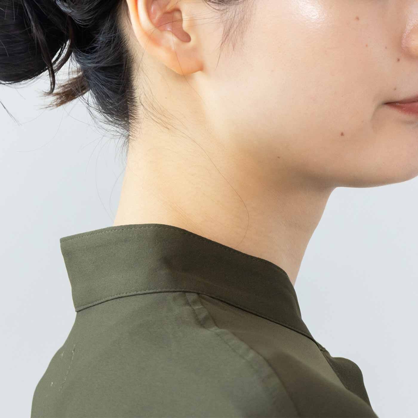 L'AMIPLUS|ラミプリュス UV＆撥水（はっすい）加工がうれしい！ ポイッシュポケットが便利なはおりシャツワンピースの会|首の後ろを少し高くしたスタンドカラーでUVカット。